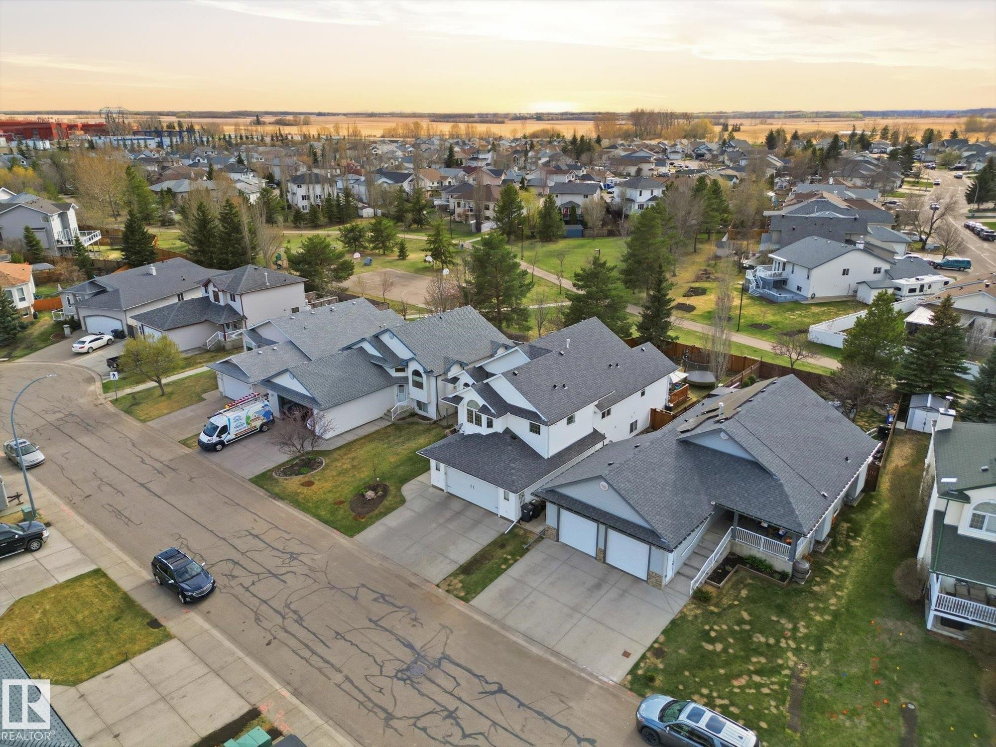 Aerial perspective showcasing a residential area with varied housing styles - 1340 Oakland Crescent, Devon, AB - Outdoor With View