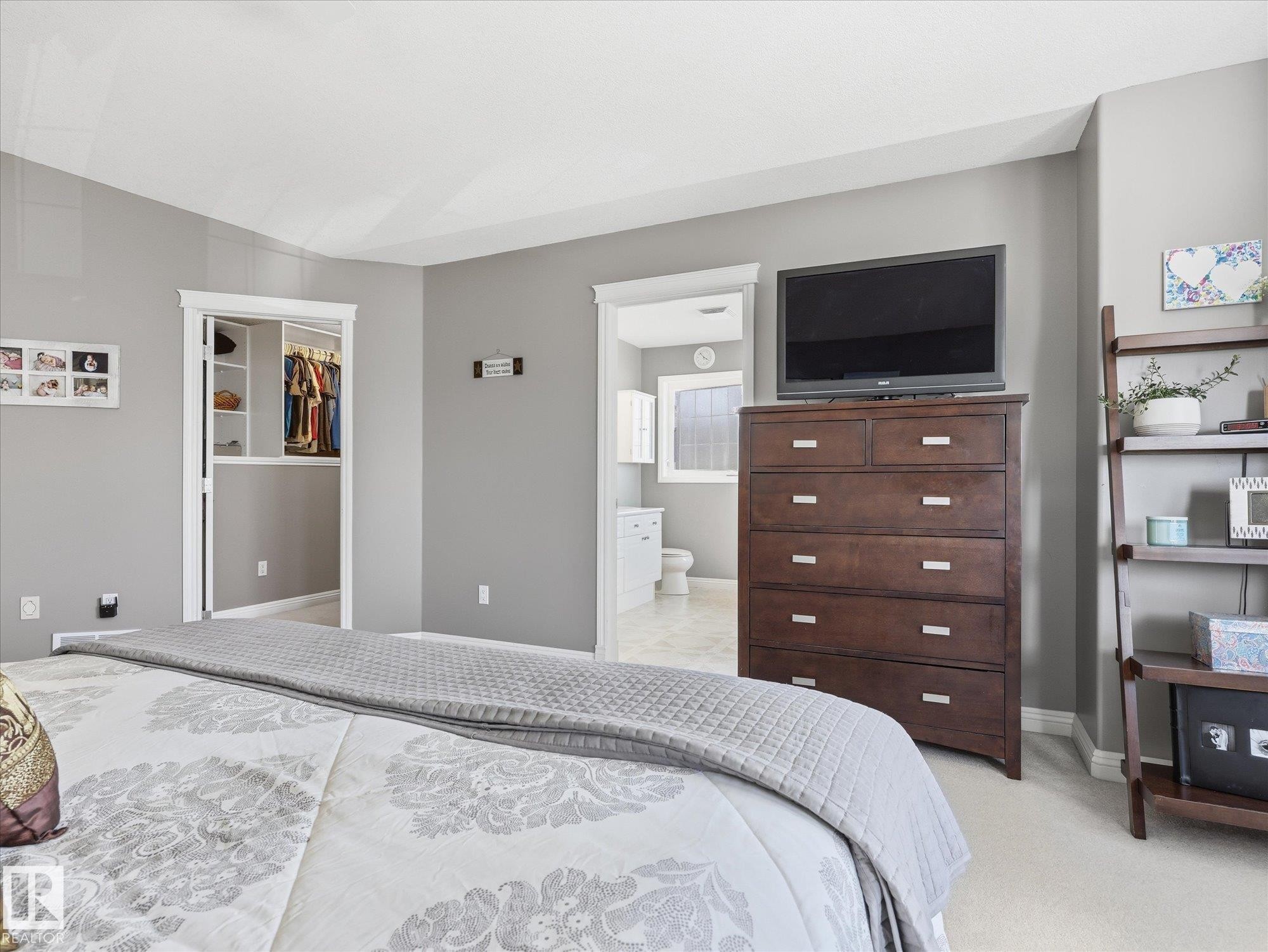 Bedroom featuring light gray walls and white trim - 1340 Oakland Crescent, Devon, AB - Indoor Photo Showing Bedroom