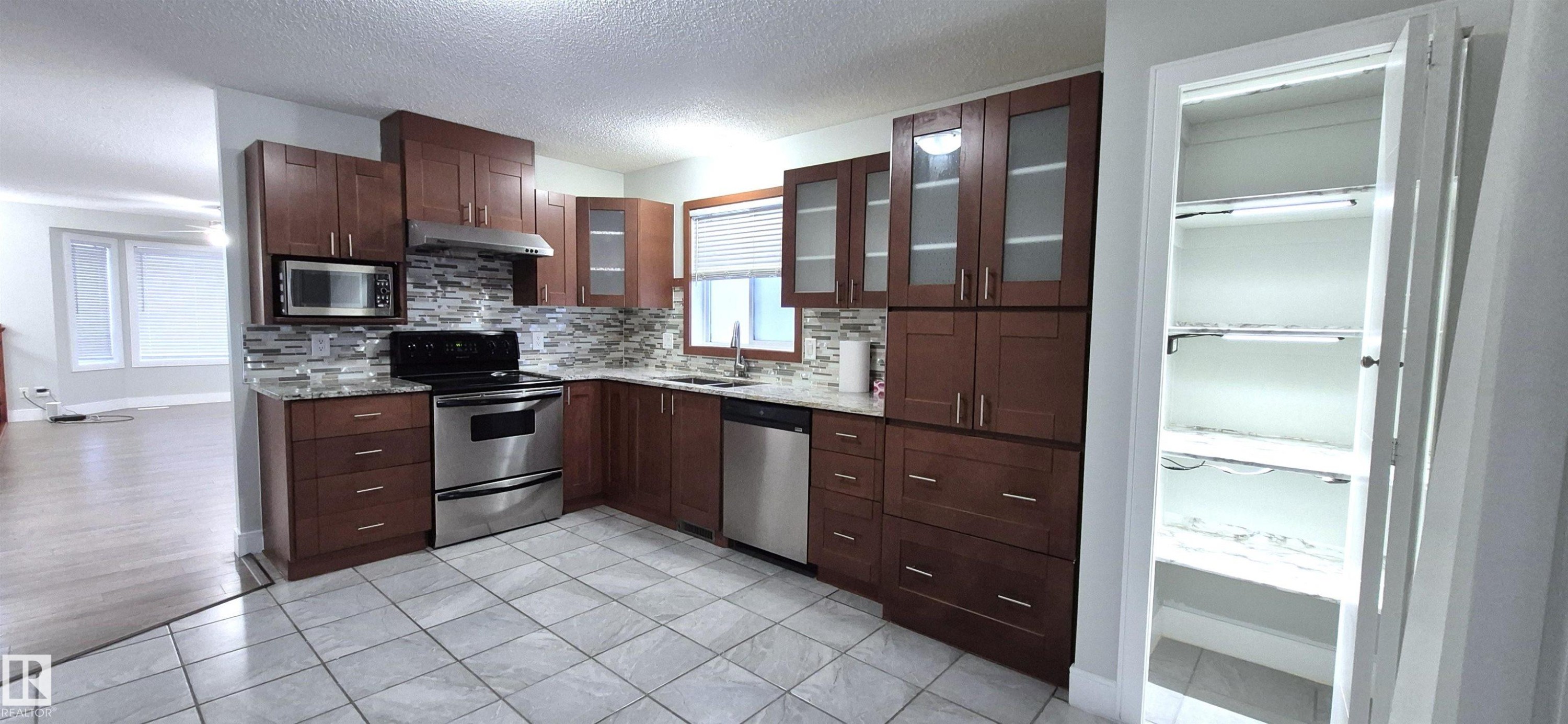 408 Jennings Bay, Edmonton, AB - Indoor Photo Showing Kitchen With Double Sink