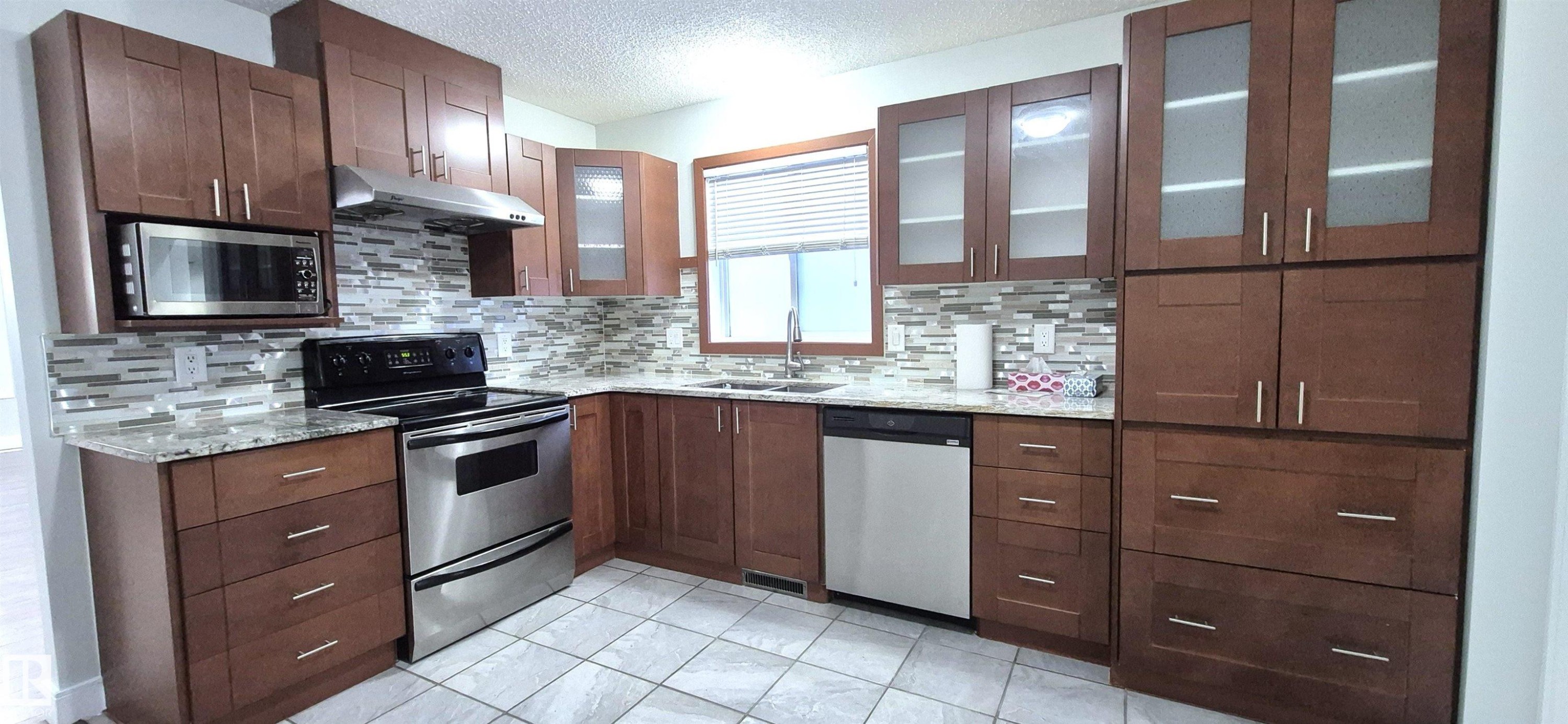 408 Jennings Bay, Edmonton, AB - Indoor Photo Showing Kitchen