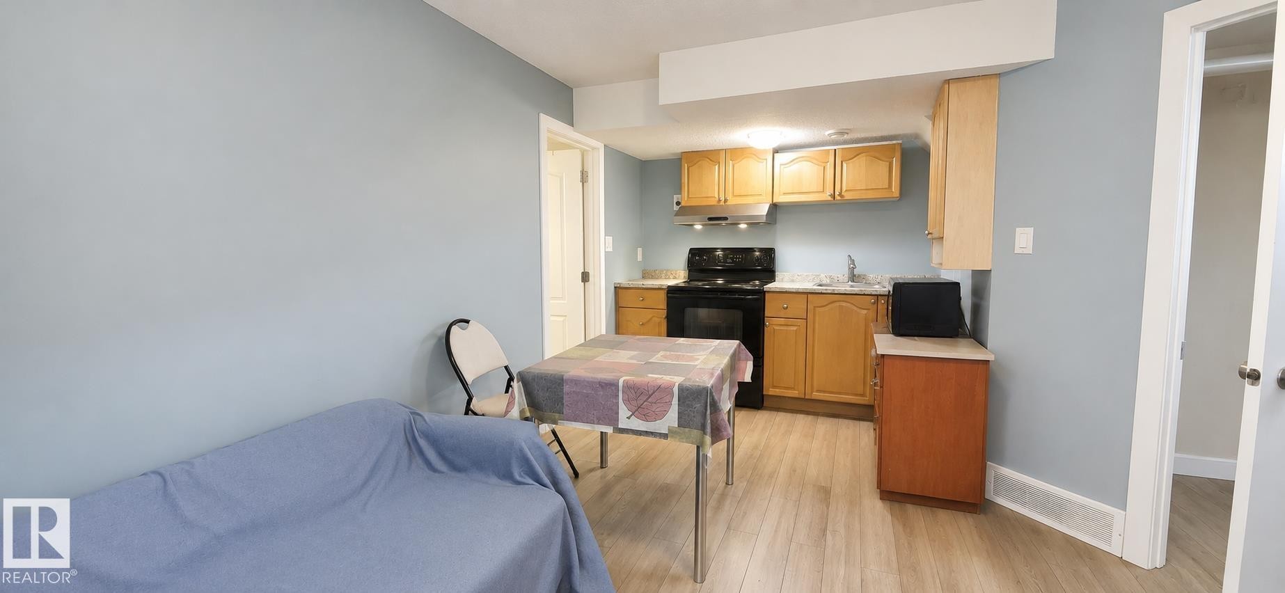 408 Jennings Bay, Edmonton, AB - Indoor Photo Showing Kitchen