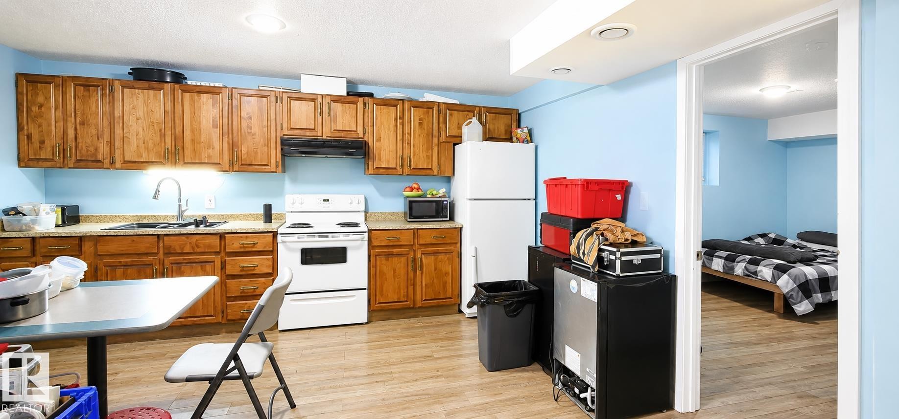 408 Jennings Bay, Edmonton, AB - Indoor Photo Showing Kitchen With Double Sink