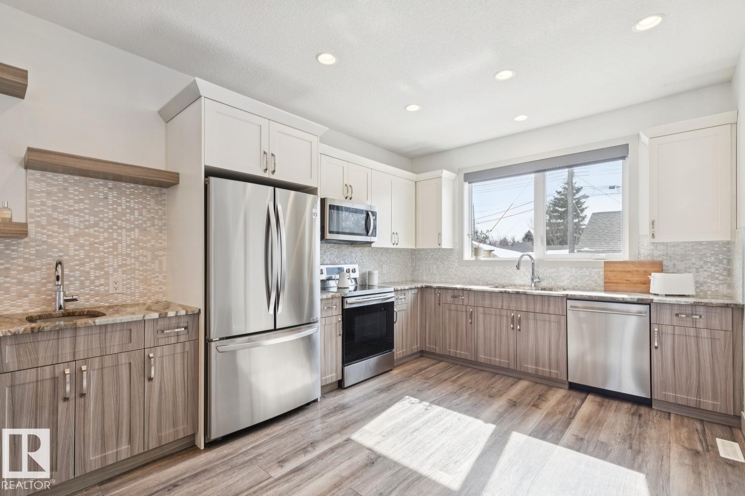 3813 111 Avenue, Edmonton, AB - Indoor Photo Showing Kitchen With Upgraded Kitchen