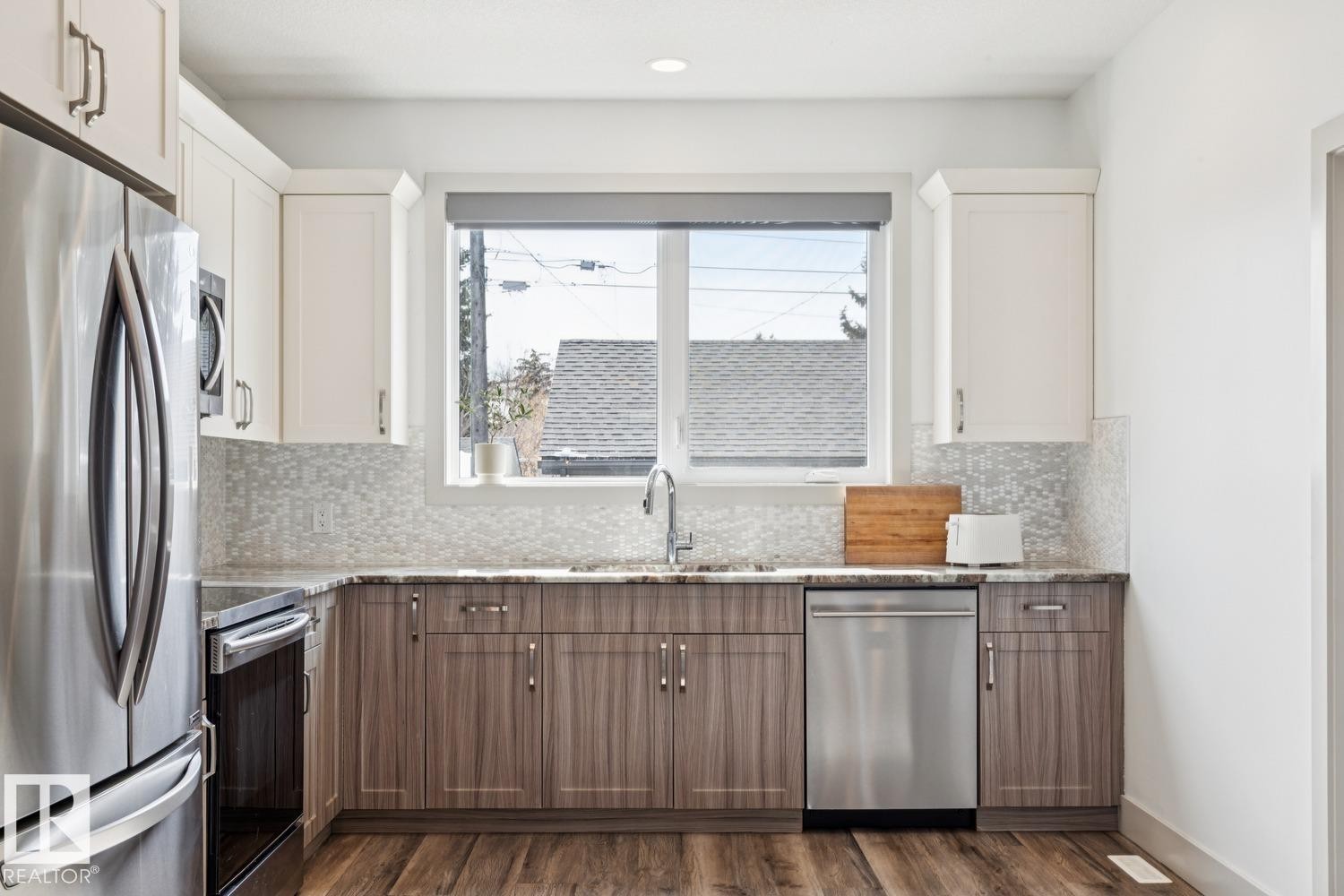 3813 111 Avenue, Edmonton, AB - Indoor Photo Showing Kitchen With Upgraded Kitchen