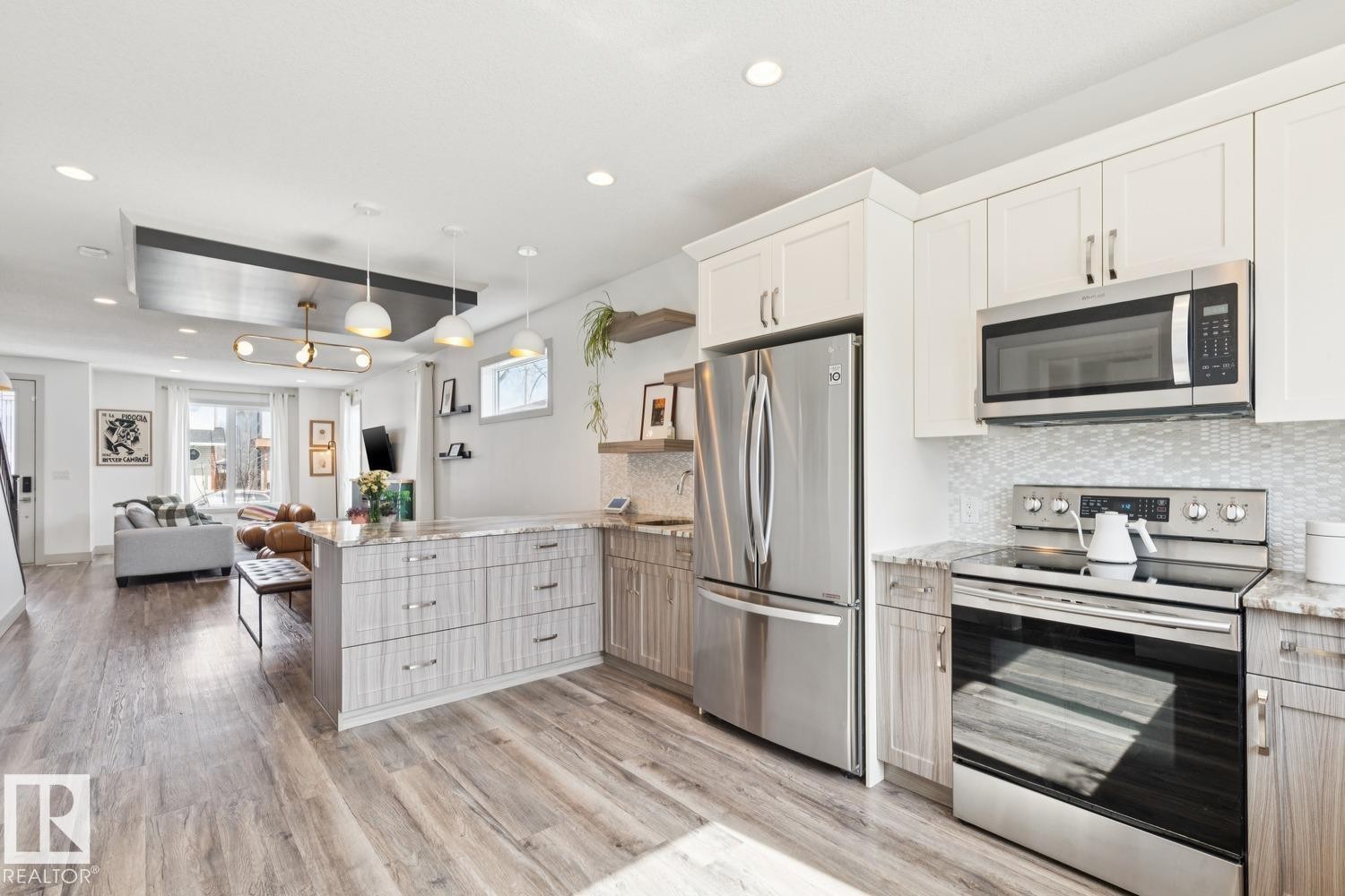 3813 111 Avenue, Edmonton, AB - Indoor Photo Showing Kitchen With Upgraded Kitchen