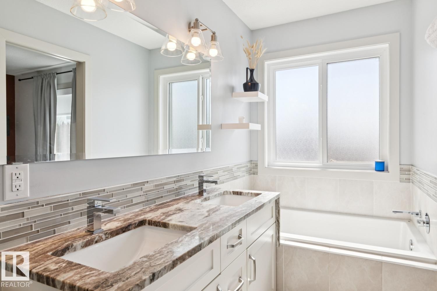 3813 111 Avenue, Edmonton, AB - Indoor Photo Showing Bathroom