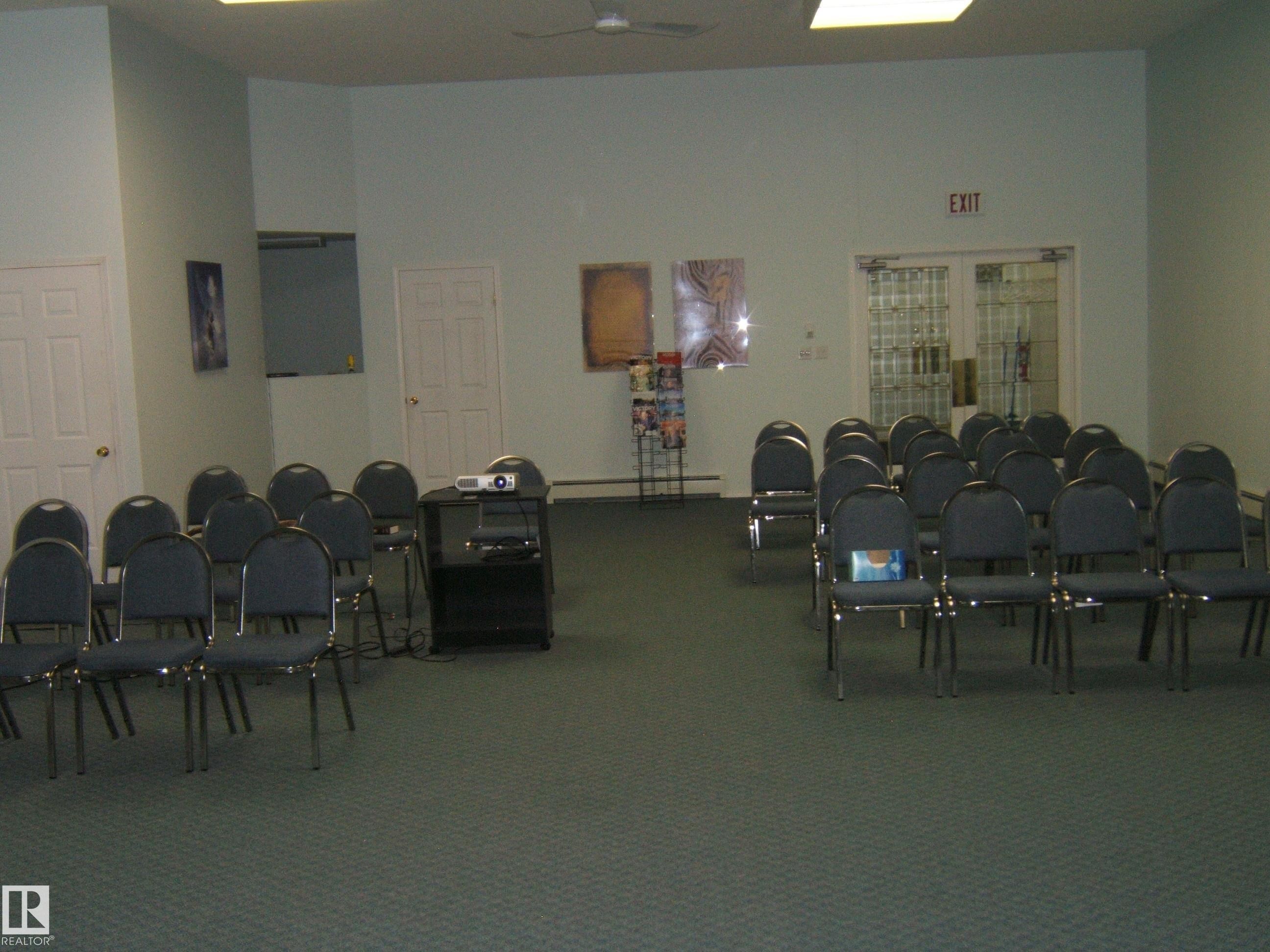 Image quality insufficient for description - 4707 50 Street, Two Hills, AB - Indoor