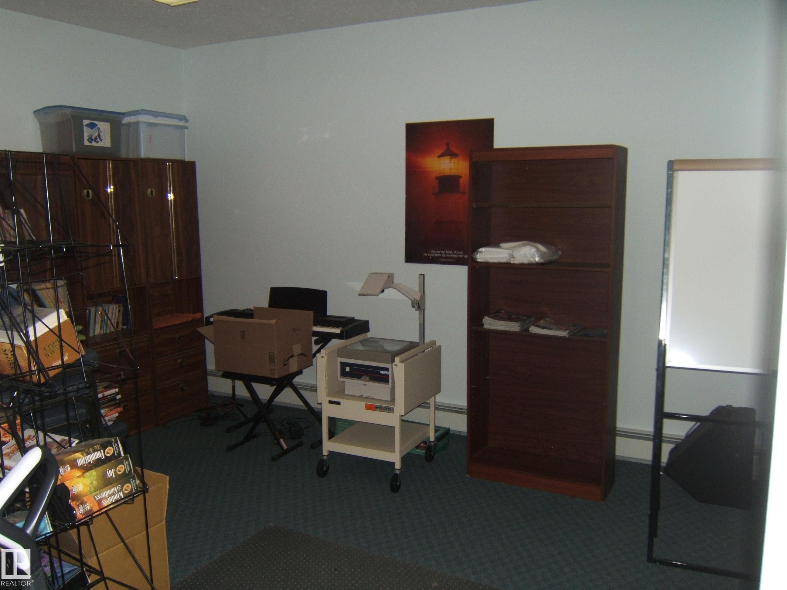 Image quality insufficient for description - 4707 50 Street, Two Hills, AB - Indoor