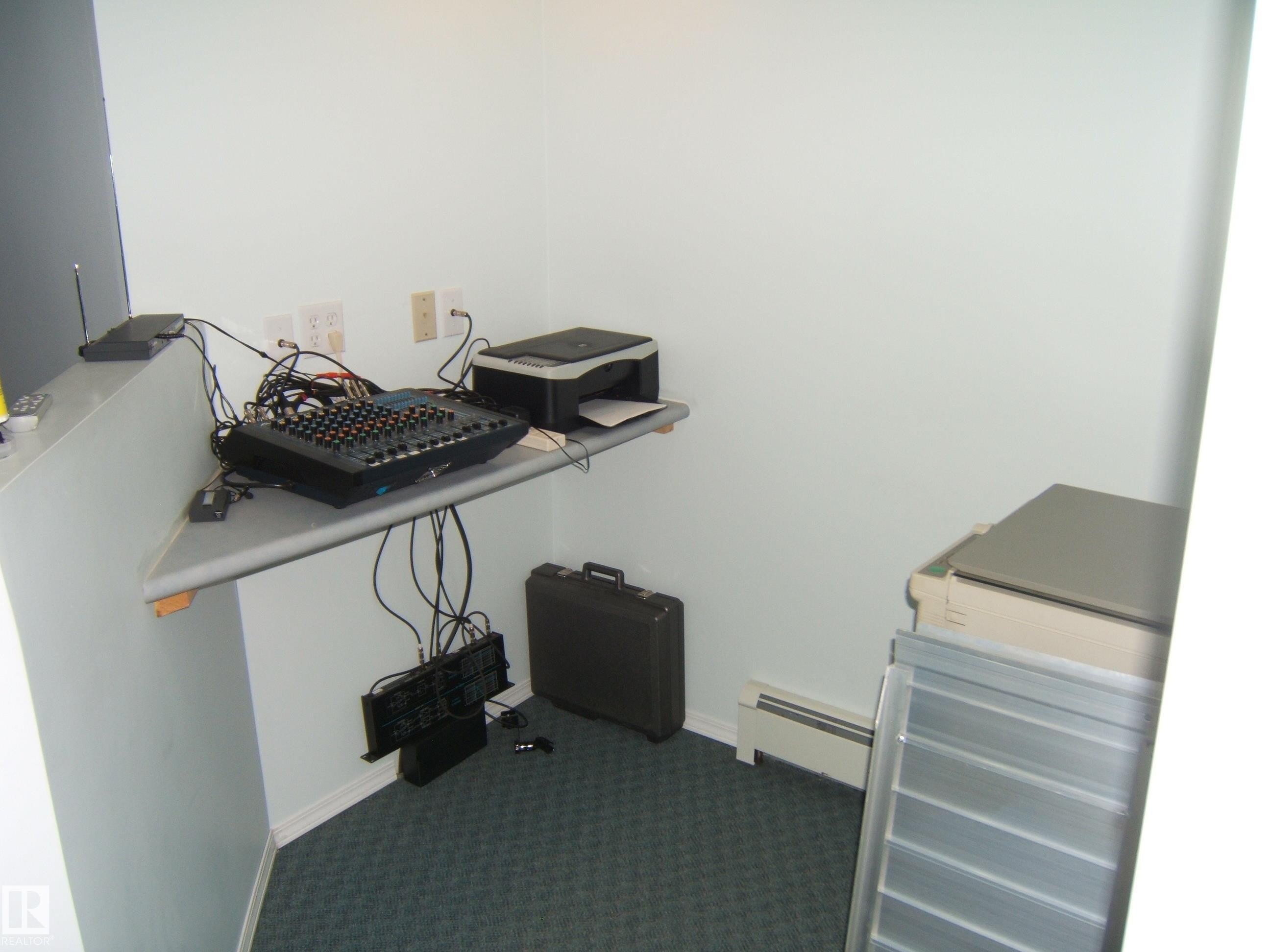 Image quality insufficient for description - 4707 50 Street, Two Hills, AB - Indoor Photo Showing Other Room