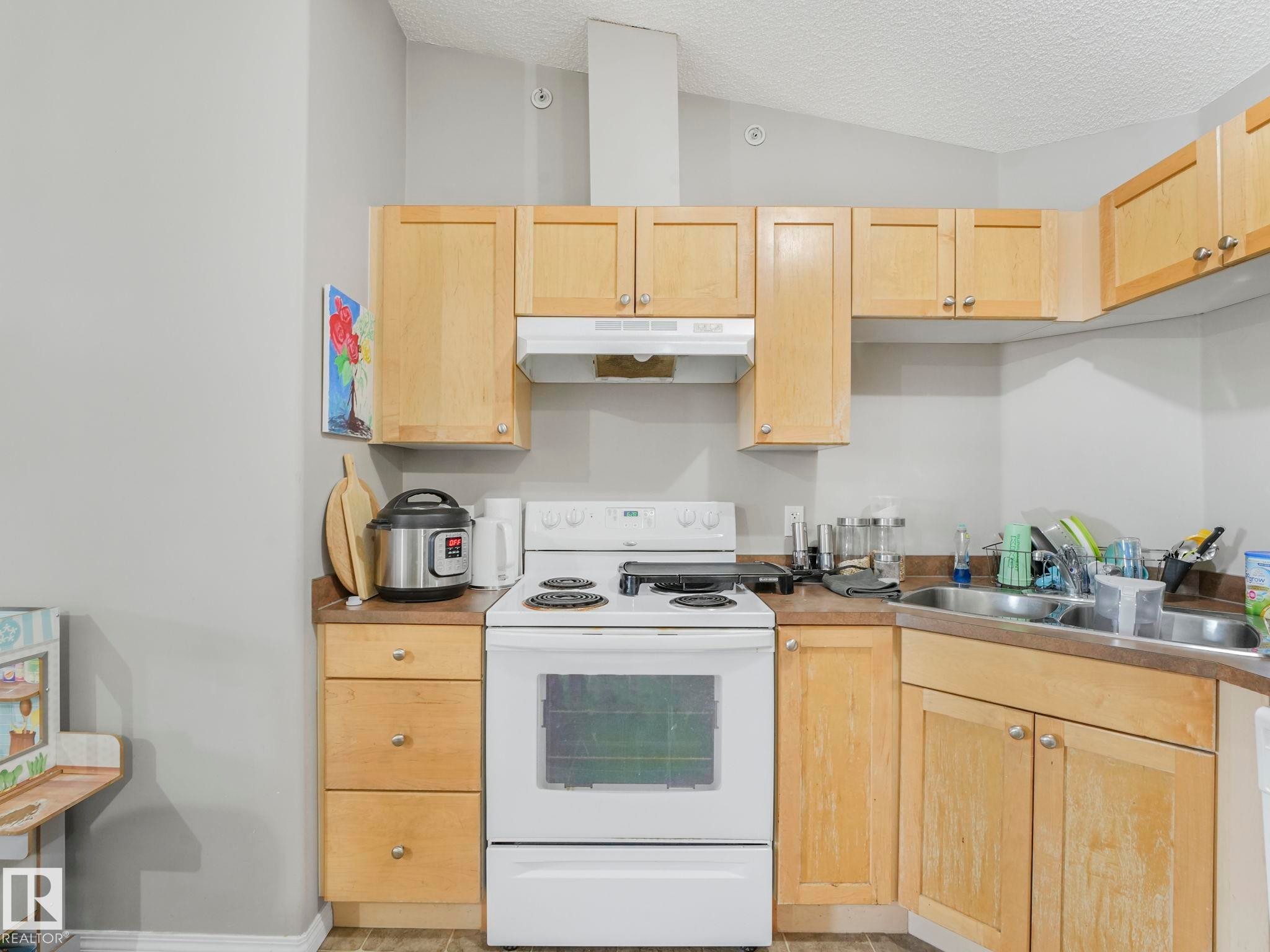 #1437 9363 Simpson Dr Nw, Edmonton, AB - Indoor Photo Showing Kitchen With Double Sink