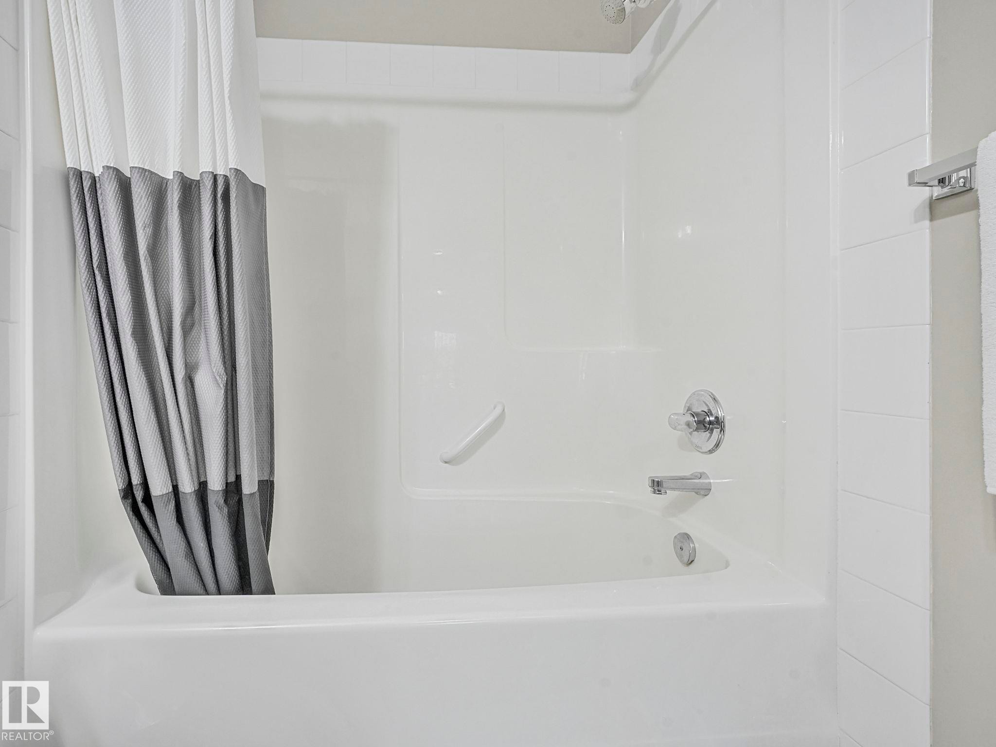 #1437 9363 Simpson Dr Nw, Edmonton, AB - Indoor Photo Showing Bathroom