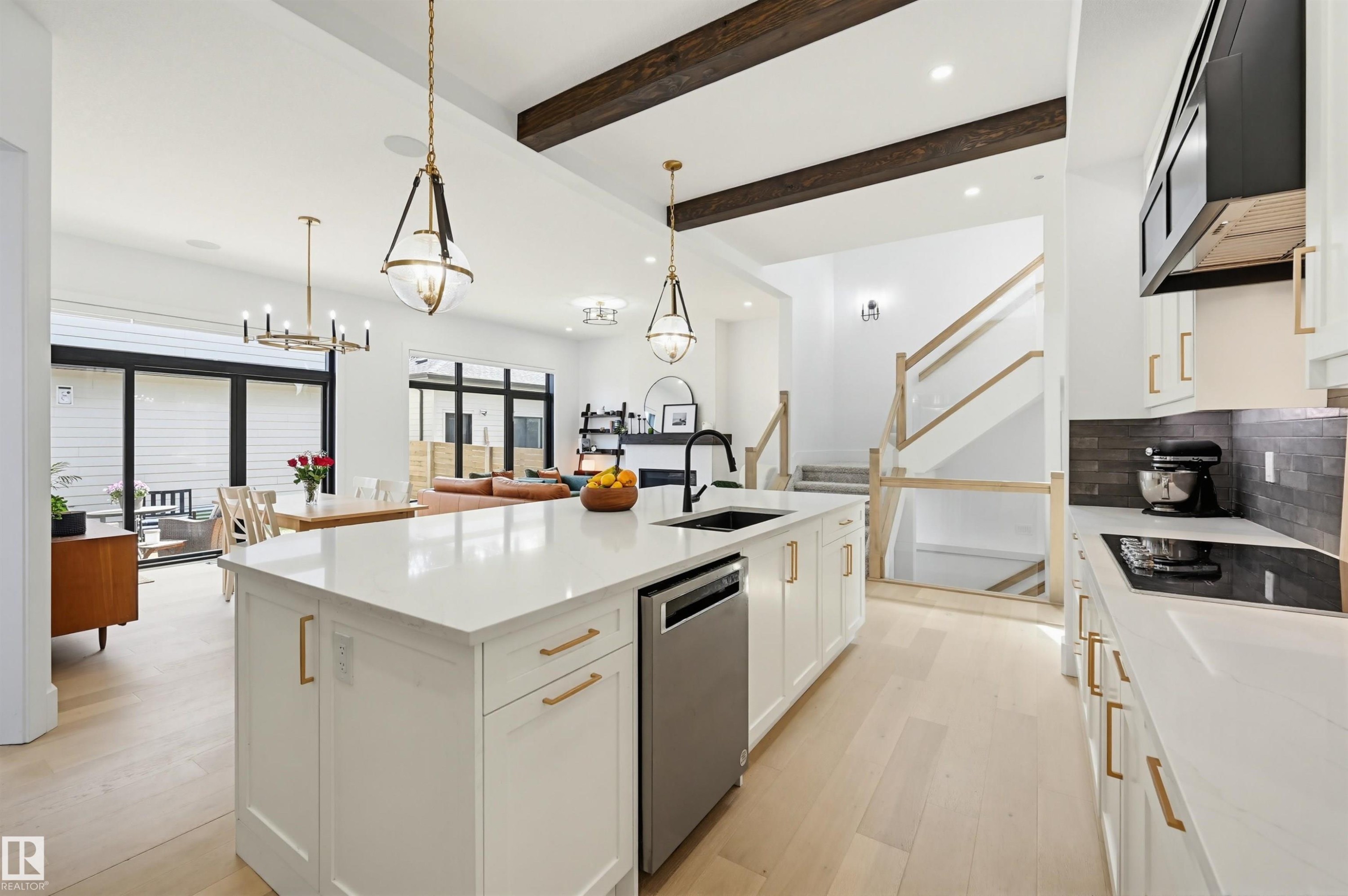 8723 138 Street, Edmonton, AB - Indoor Photo Showing Kitchen With Upgraded Kitchen