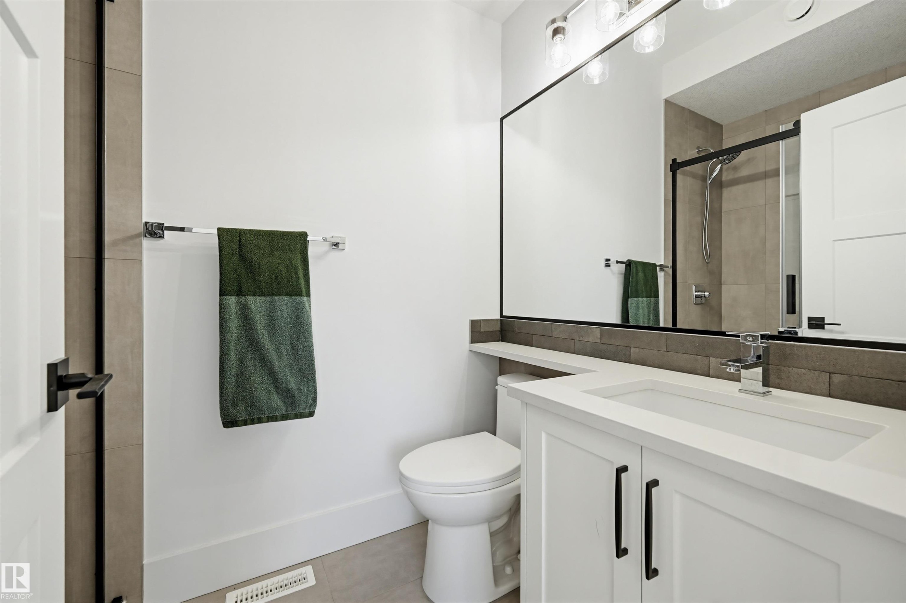8723 138 Street, Edmonton, AB - Indoor Photo Showing Bathroom