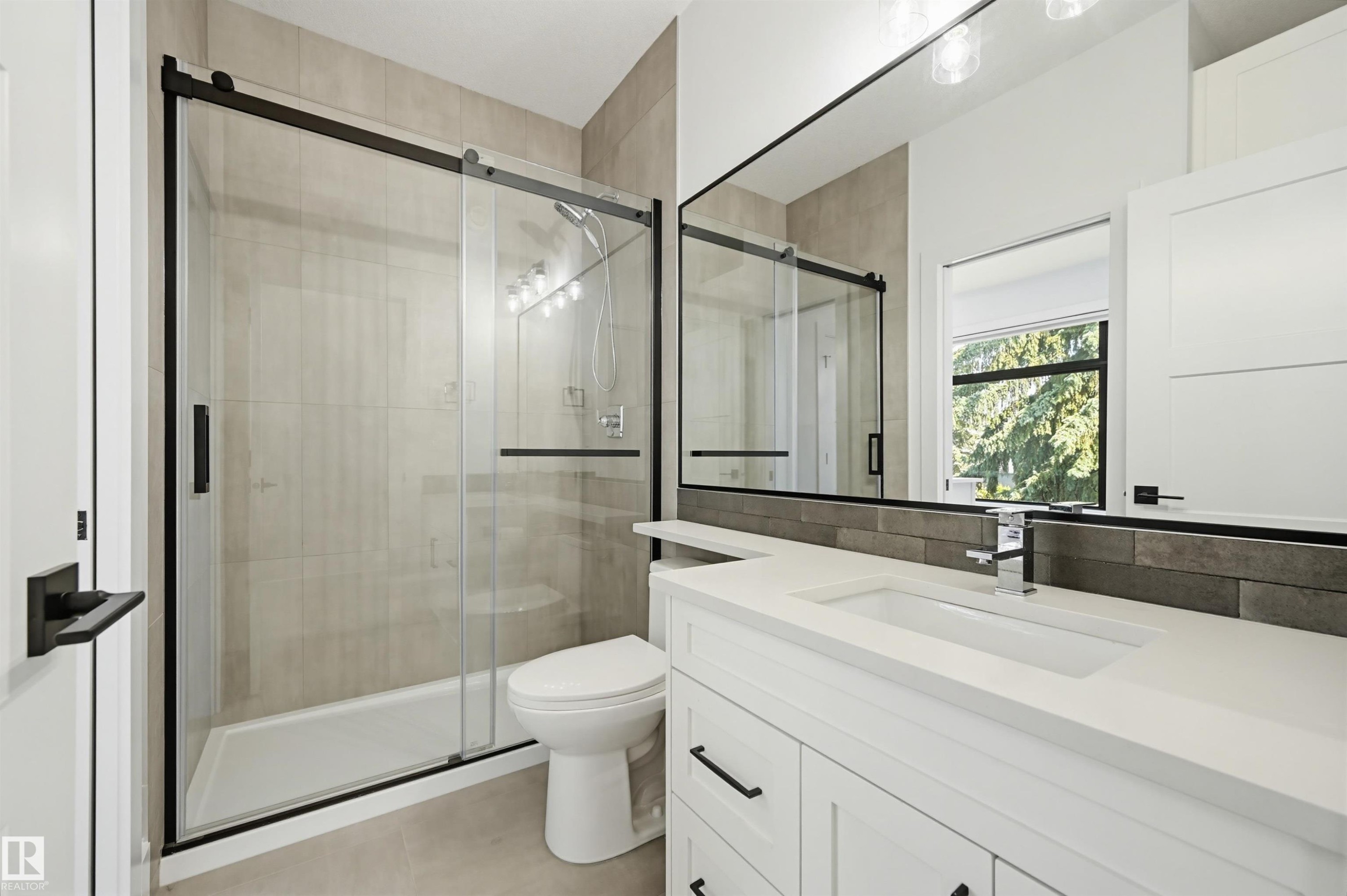 8723 138 Street, Edmonton, AB - Indoor Photo Showing Bathroom