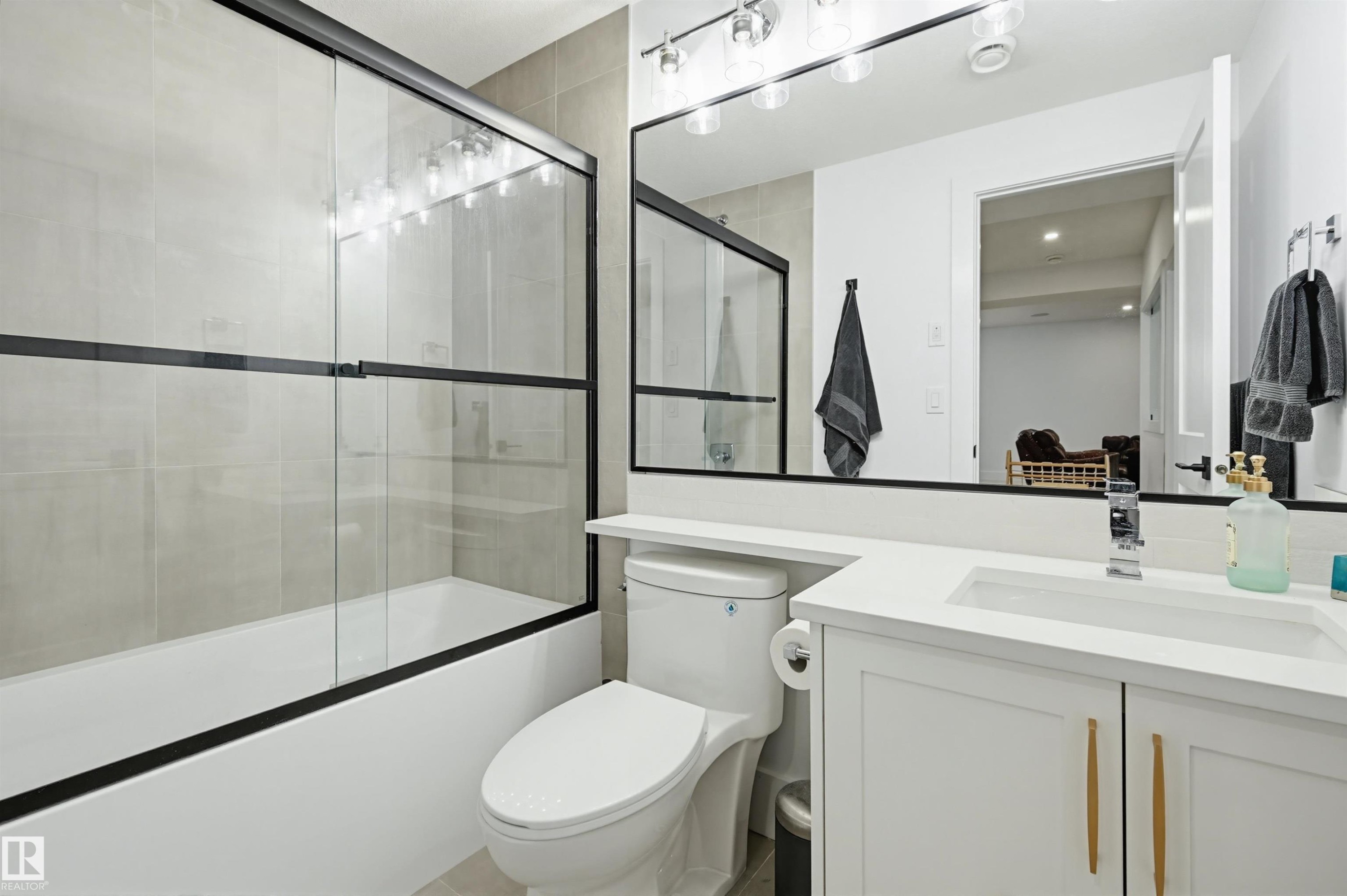 8723 138 Street, Edmonton, AB - Indoor Photo Showing Bathroom