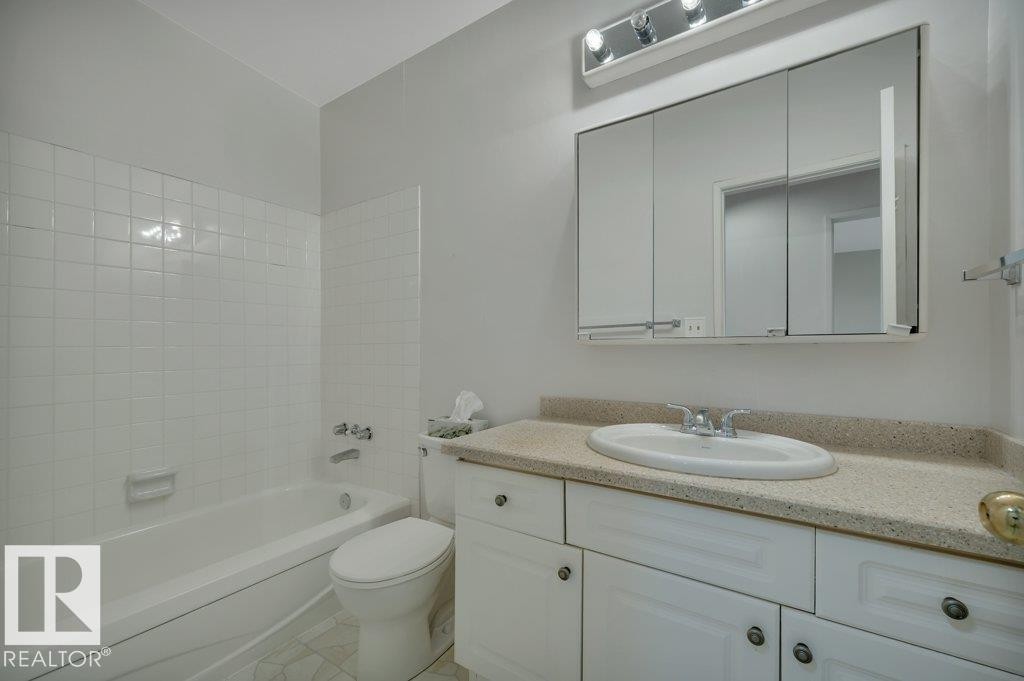 8808 41 Avenue, Edmonton, AB - Indoor Photo Showing Bathroom