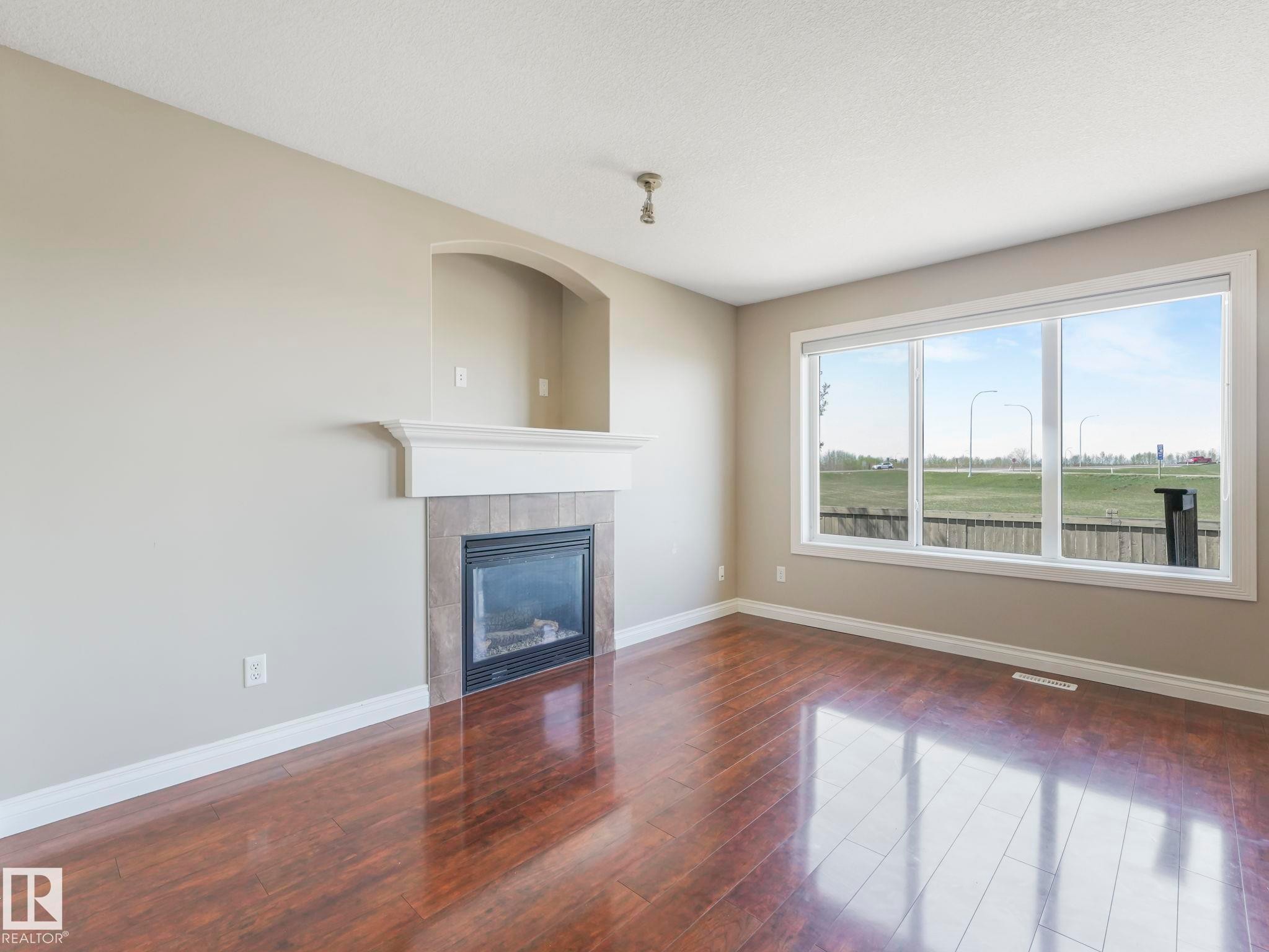 86 Meridian Loop Nw, Stony Plain, AB - Indoor Photo Showing Living Room With Fireplace