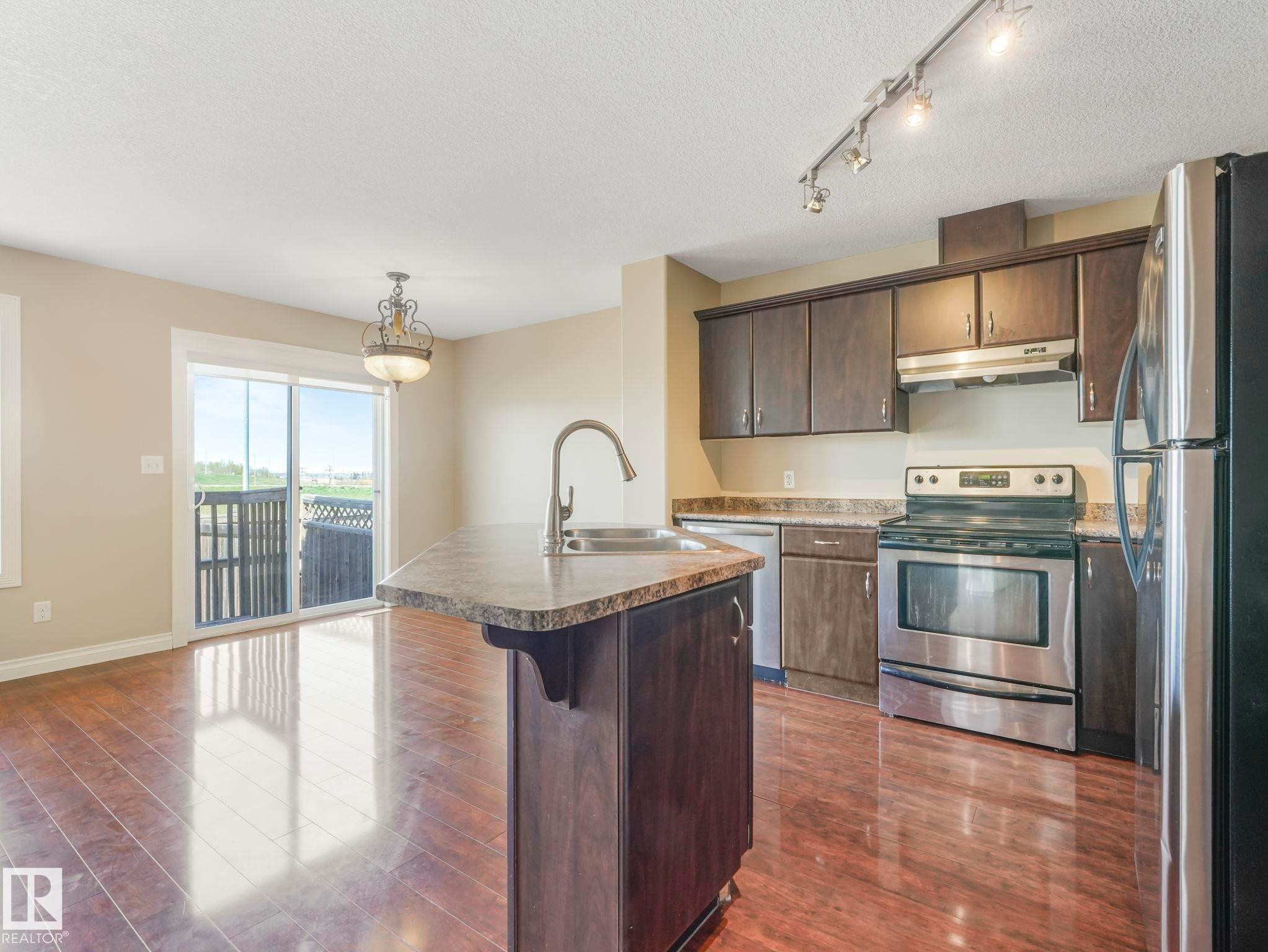 86 Meridian Loop Nw, Stony Plain, AB - Indoor Photo Showing Kitchen With Double Sink
