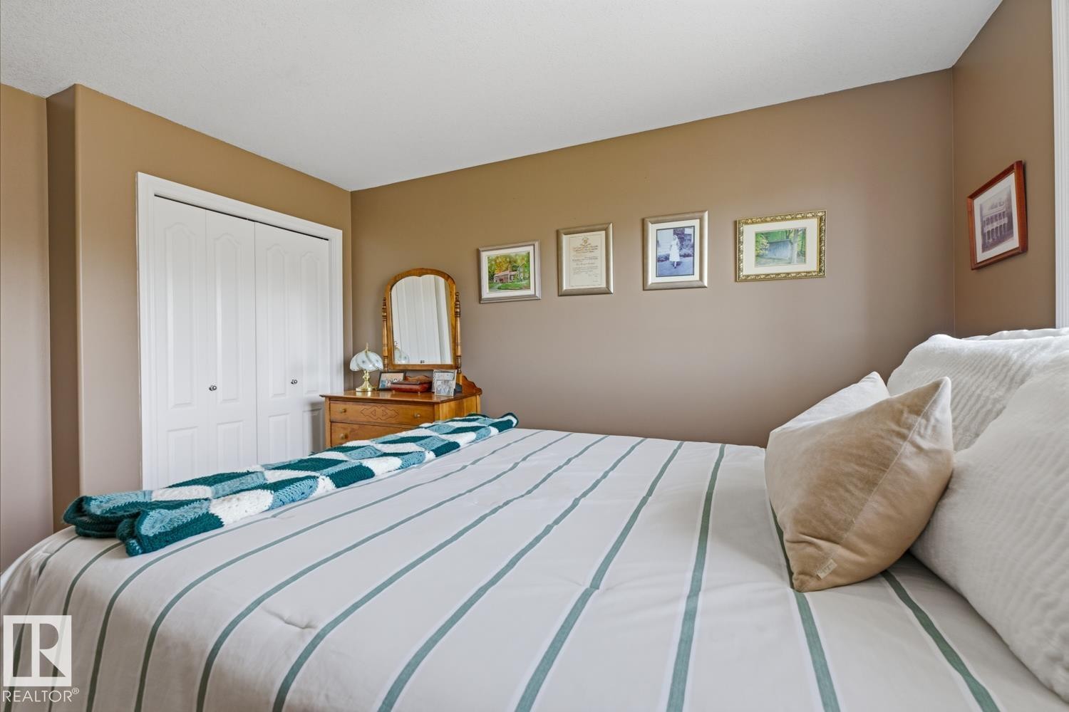 Bedroom featuring neutral-toned walls, white ceiling, and bi-fold closet doors - 9 Danfield Place, Spruce Grove, AB - Indoor Photo Showing Bedroom