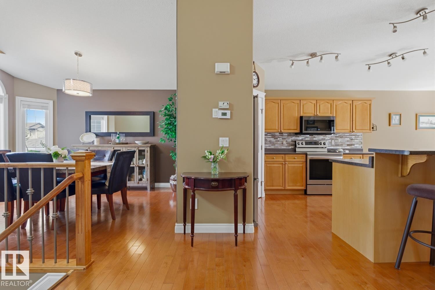 Hardwood-finish flooring extending into kitchen and dining areas - 9 Danfield Place, Spruce Grove, AB - Indoor Photo Showing Kitchen