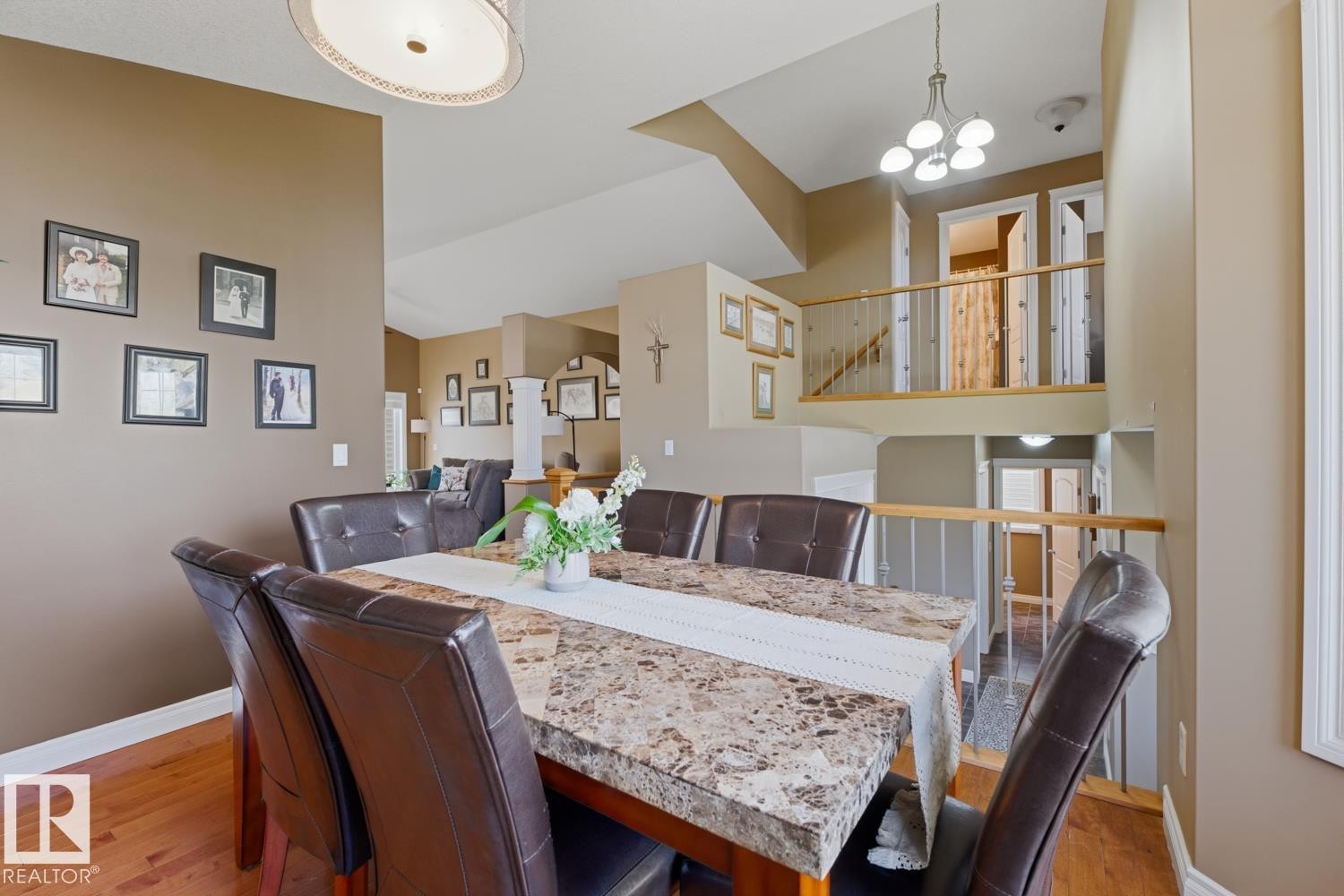 Open-concept interior featuring wood-finish flooring, a multi-level layout, and neutral wall tones - 9 Danfield Place, Spruce Grove, AB - Indoor Photo Showing Dining Room