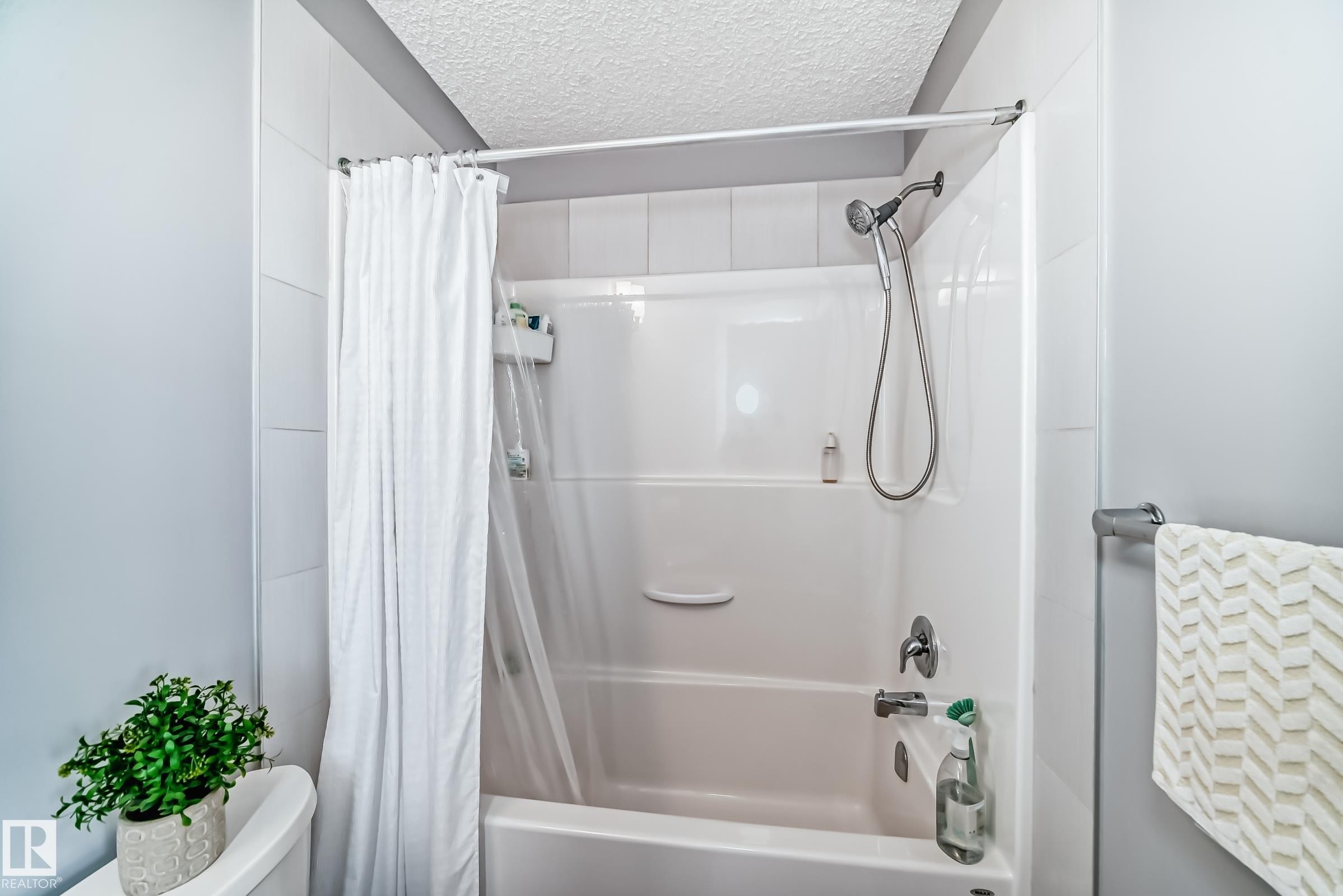 Bathroom featuring a white tub-shower combination with a chrome showerhead - 6919 Cardinal Wynd, Edmonton, AB - Indoor Photo Showing Bathroom
