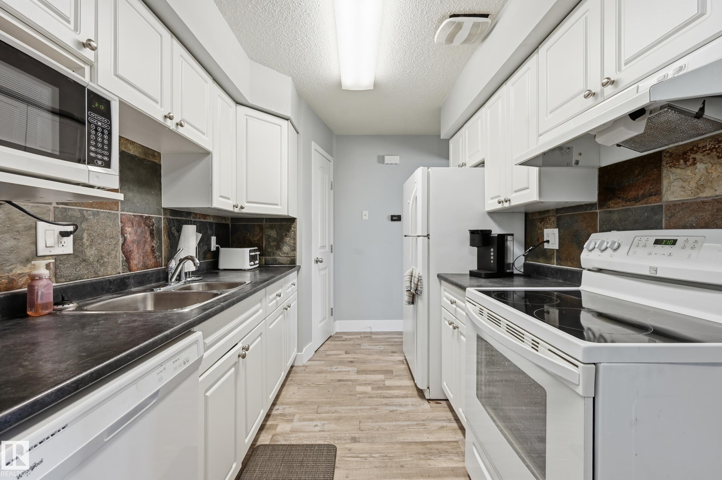 9 8020 141 Avenue, Edmonton, AB - Indoor Photo Showing Kitchen With Double Sink