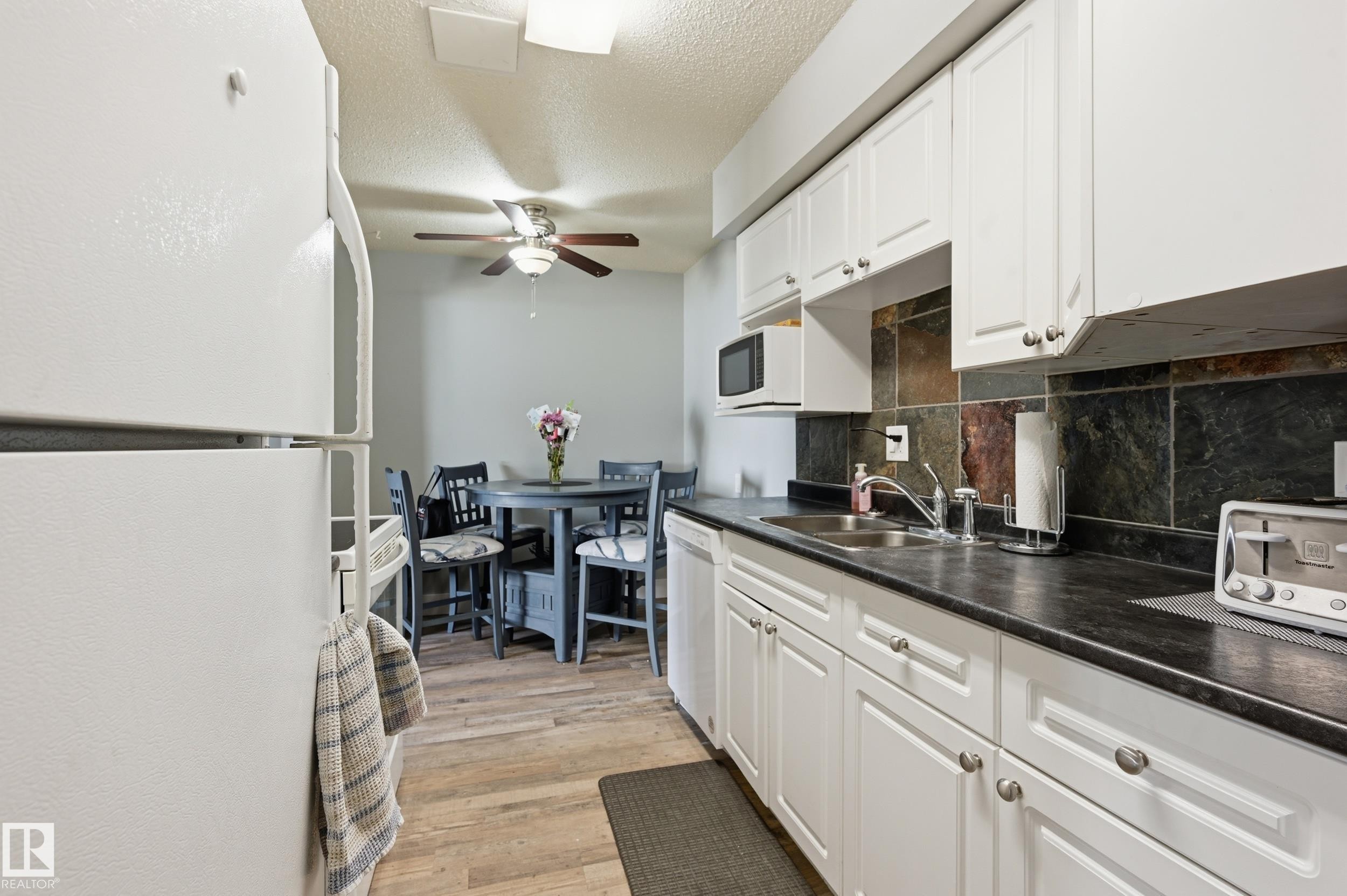 9 8020 141 Avenue, Edmonton, AB - Indoor Photo Showing Kitchen With Double Sink