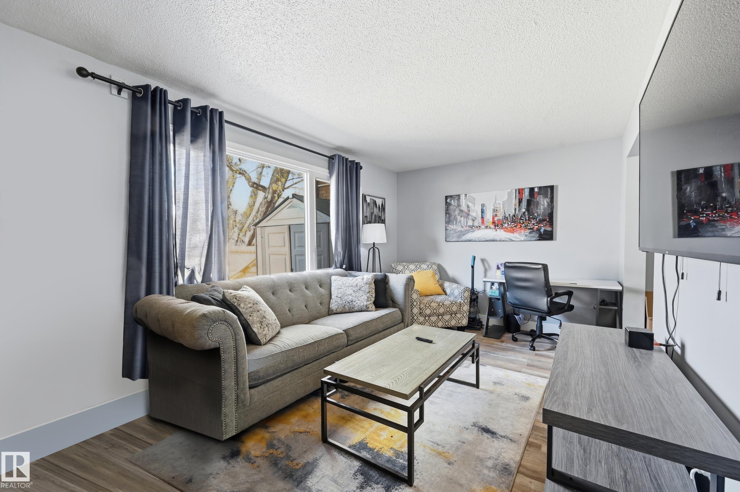 9 8020 141 Avenue, Edmonton, AB - Indoor Photo Showing Living Room