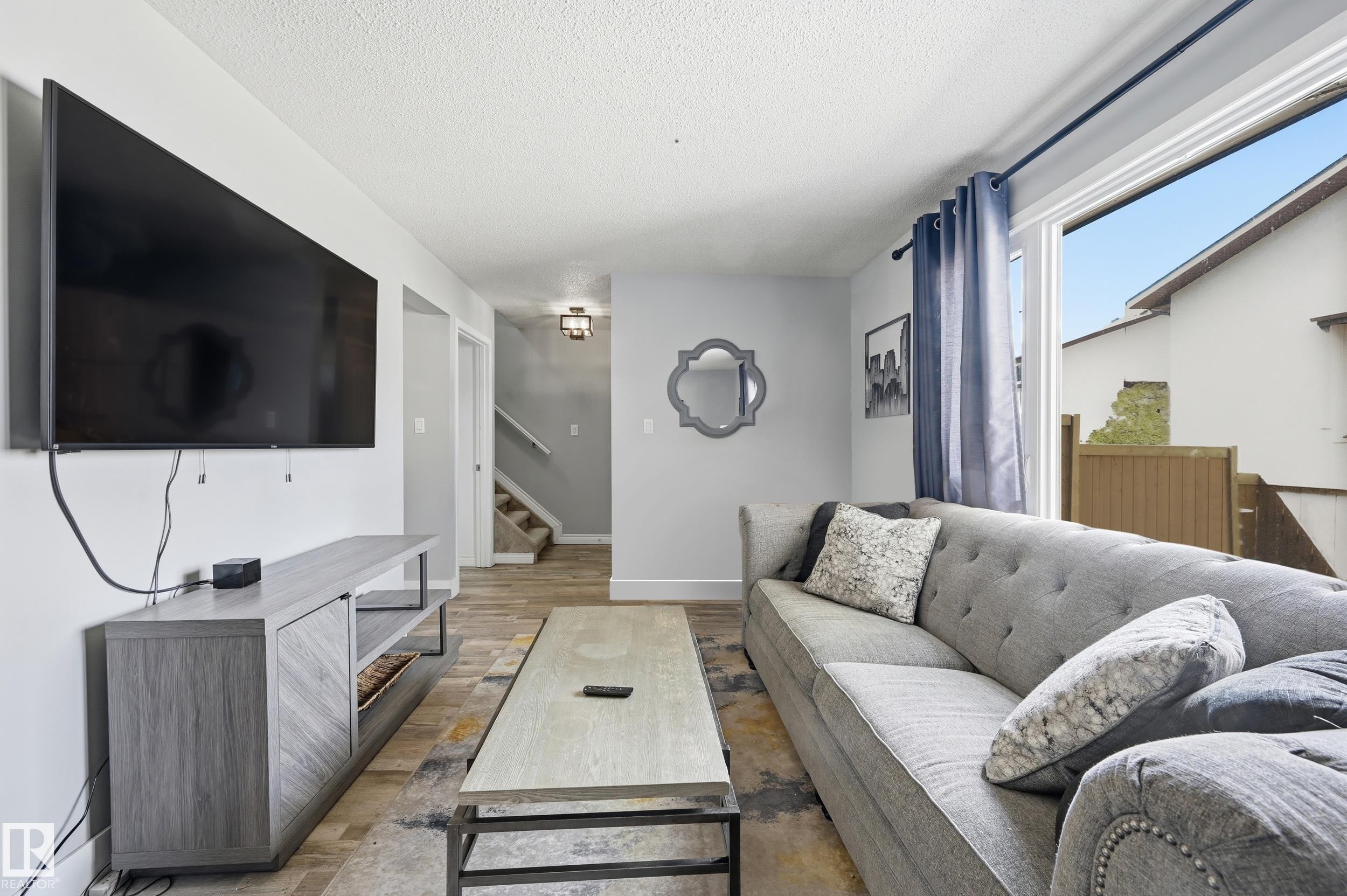 9 8020 141 Avenue, Edmonton, AB - Indoor Photo Showing Living Room