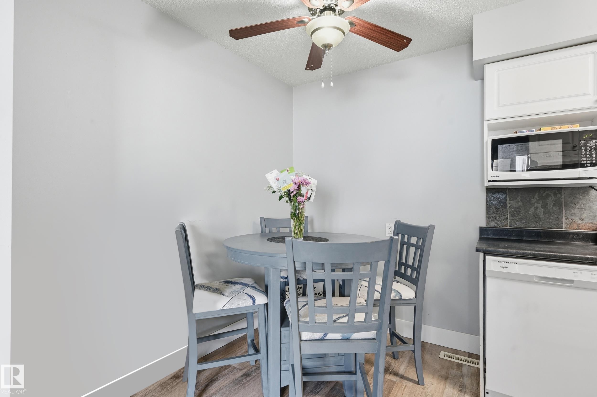 9 8020 141 Avenue, Edmonton, AB - Indoor Photo Showing Dining Room