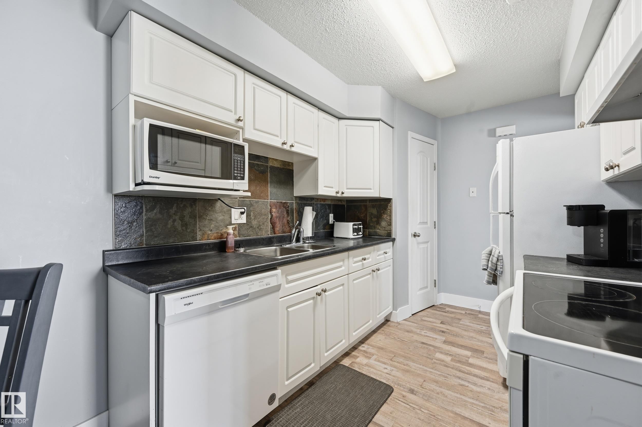 9 8020 141 Avenue, Edmonton, AB - Indoor Photo Showing Kitchen With Double Sink
