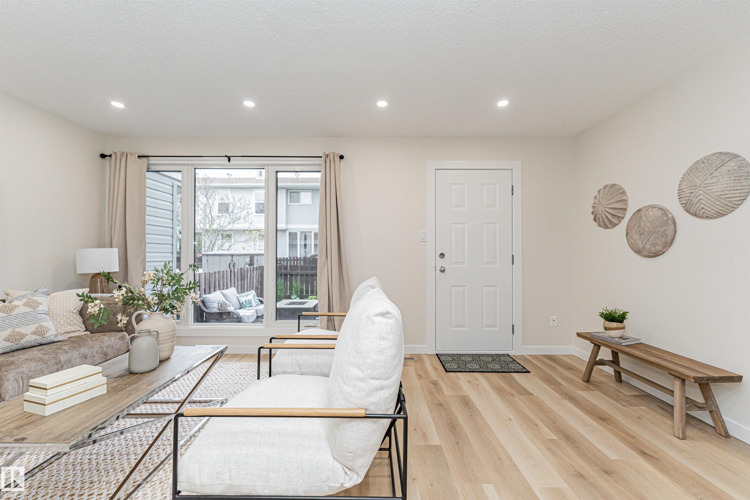 3105 109 Street, Edmonton, AB - Indoor Photo Showing Living Room