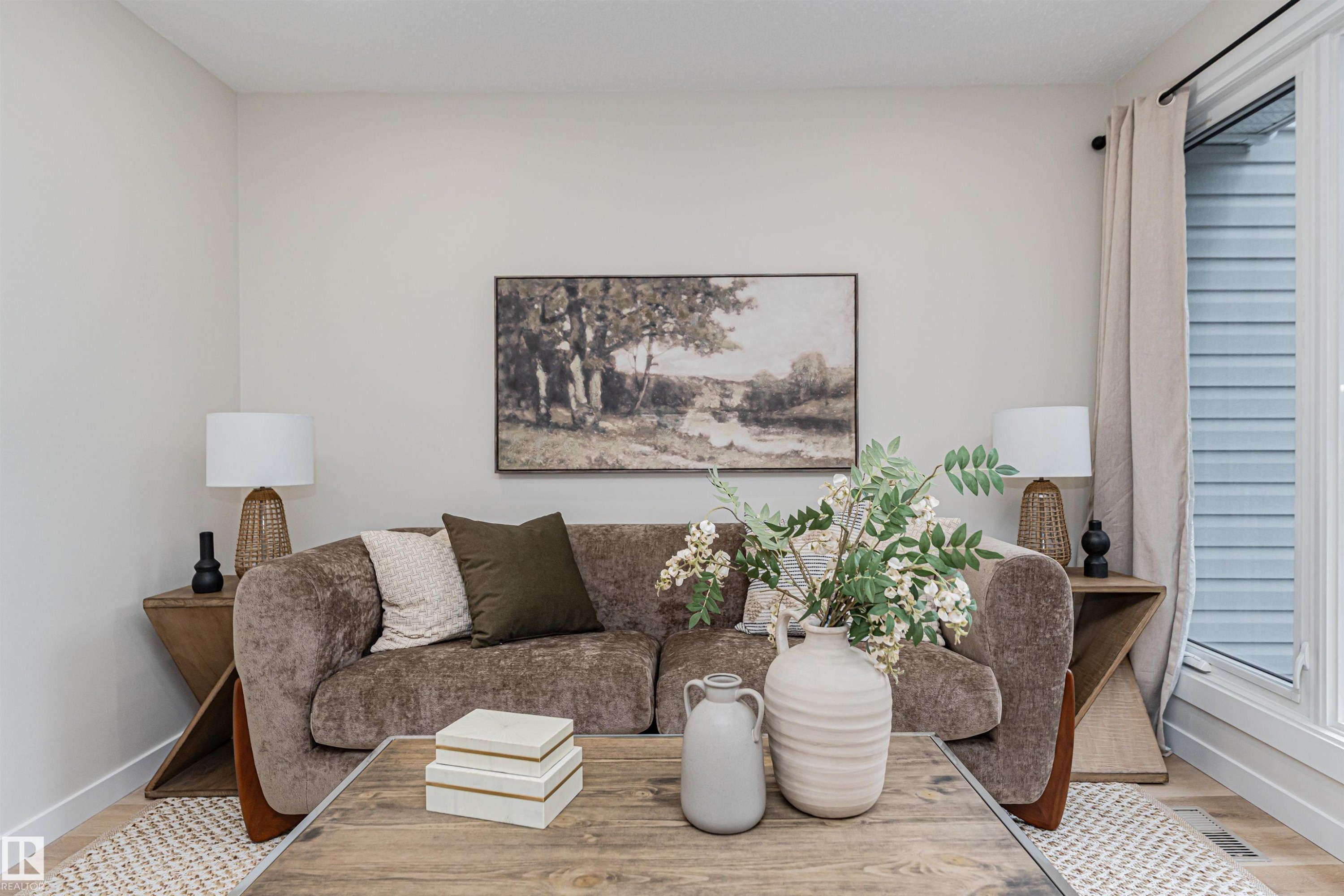 3105 109 Street, Edmonton, AB - Indoor Photo Showing Living Room