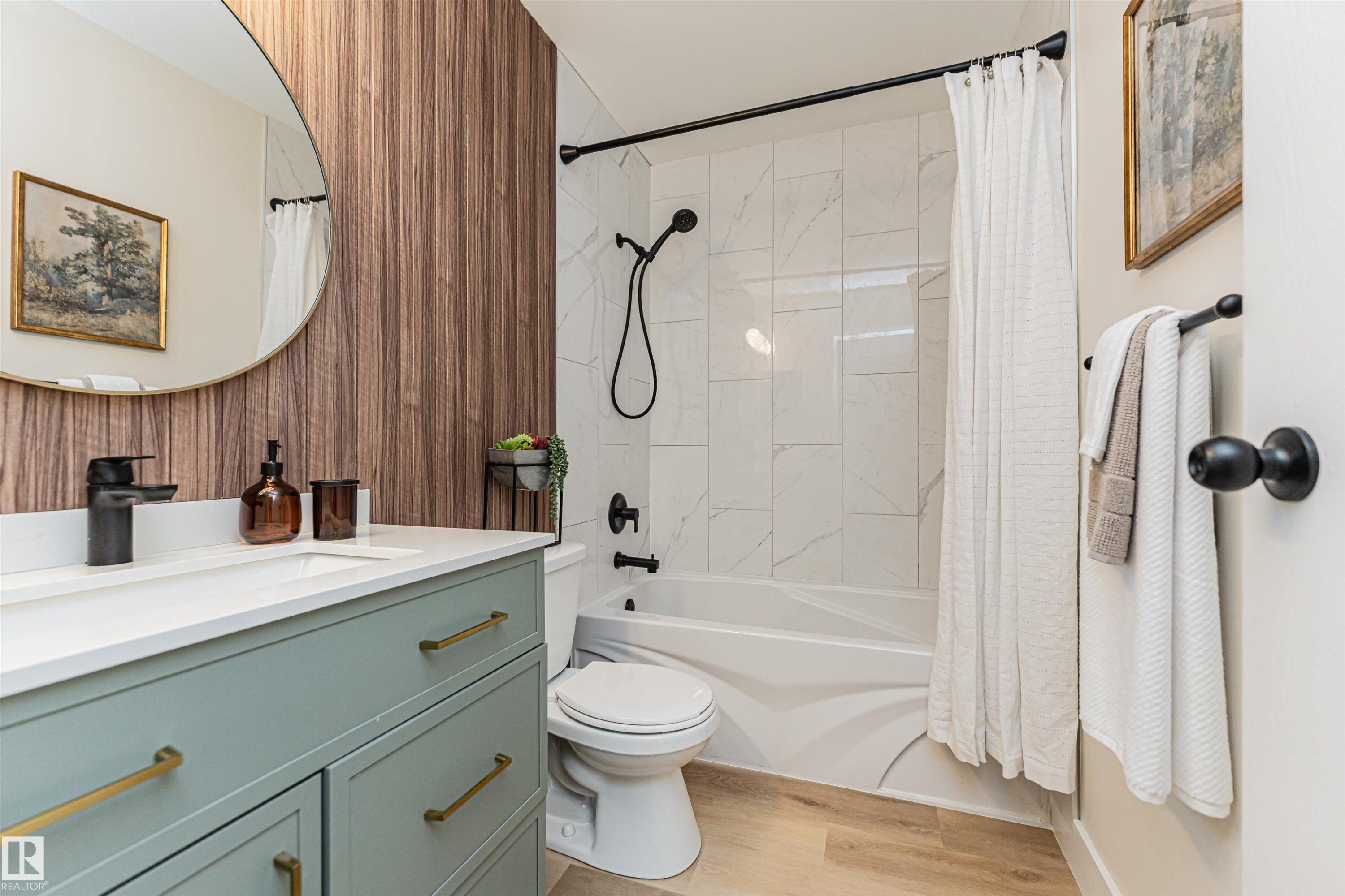 3105 109 Street, Edmonton, AB - Indoor Photo Showing Bathroom