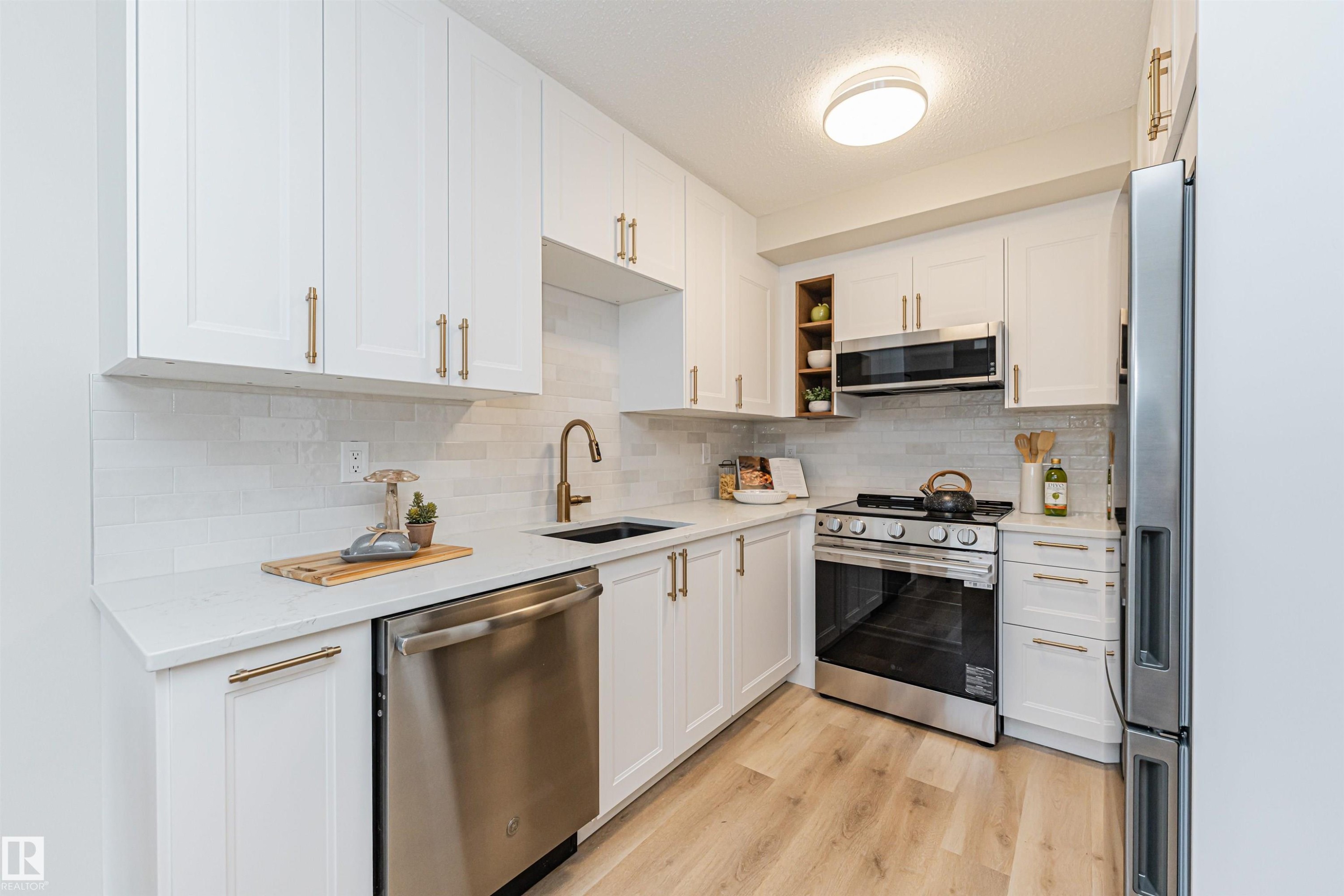 3105 109 Street, Edmonton, AB - Indoor Photo Showing Kitchen With Stainless Steel Kitchen With Upgraded Kitchen