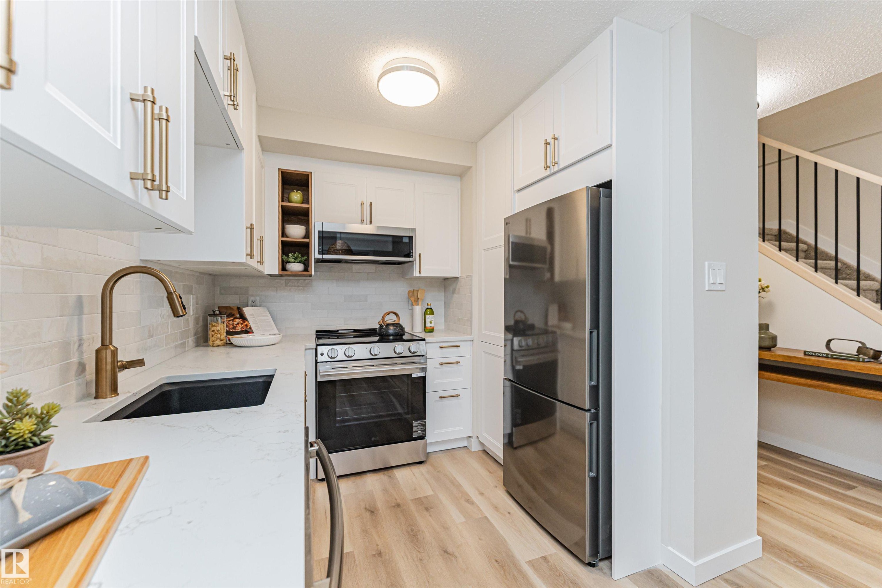 3105 109 Street, Edmonton, AB - Indoor Photo Showing Kitchen With Upgraded Kitchen