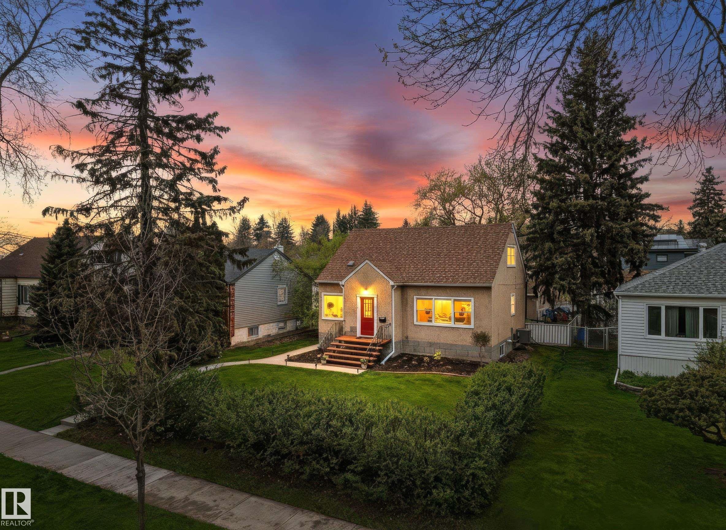 Single-family residence featuring a red entry door, an asphalt shingle roof, and a low-maintenance stucco exterior - 13316 109A Avenue, Edmonton, AB - Outdoor