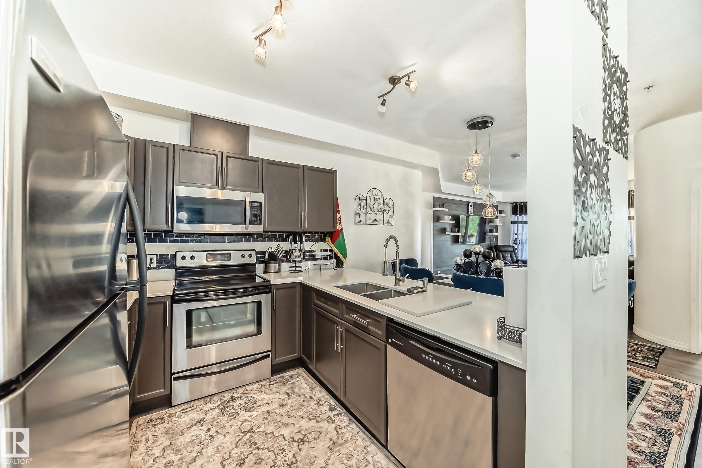 207 4316 139 Avenue, Edmonton, AB - Indoor Photo Showing Kitchen With Double Sink With Upgraded Kitchen