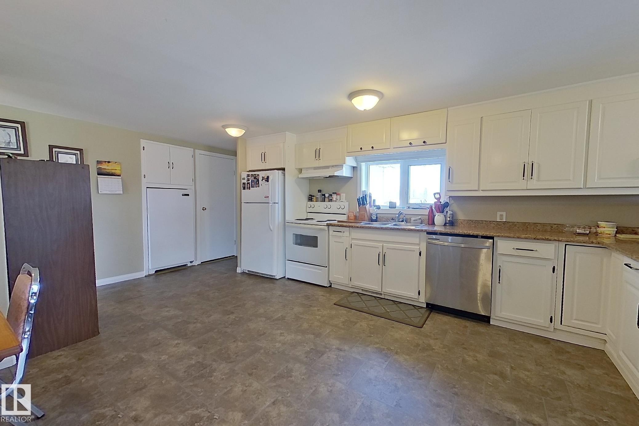 1308 Twp Rd 570, Rural Barrhead County, AB - Indoor Photo Showing Kitchen