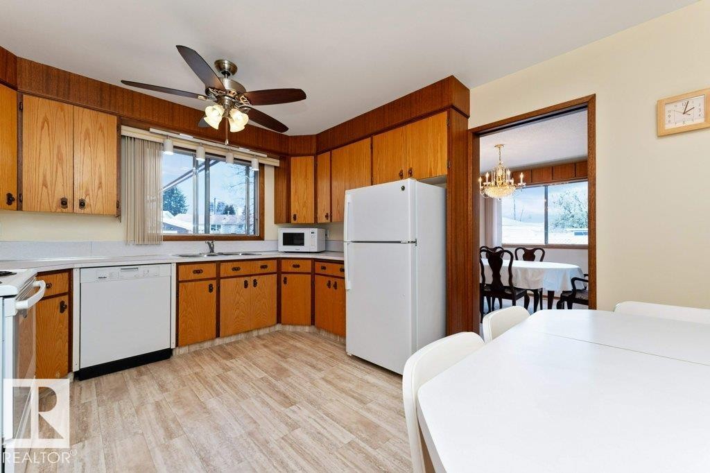 6719 31A Avenue, Edmonton, AB - Indoor Photo Showing Kitchen