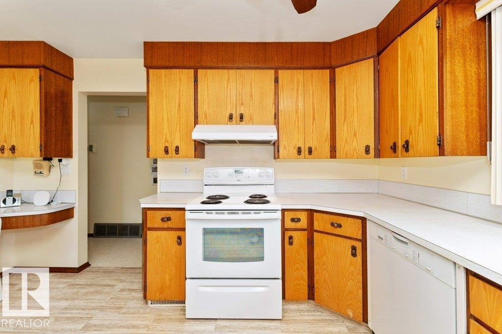6719 31A Avenue, Edmonton, AB - Indoor Photo Showing Kitchen