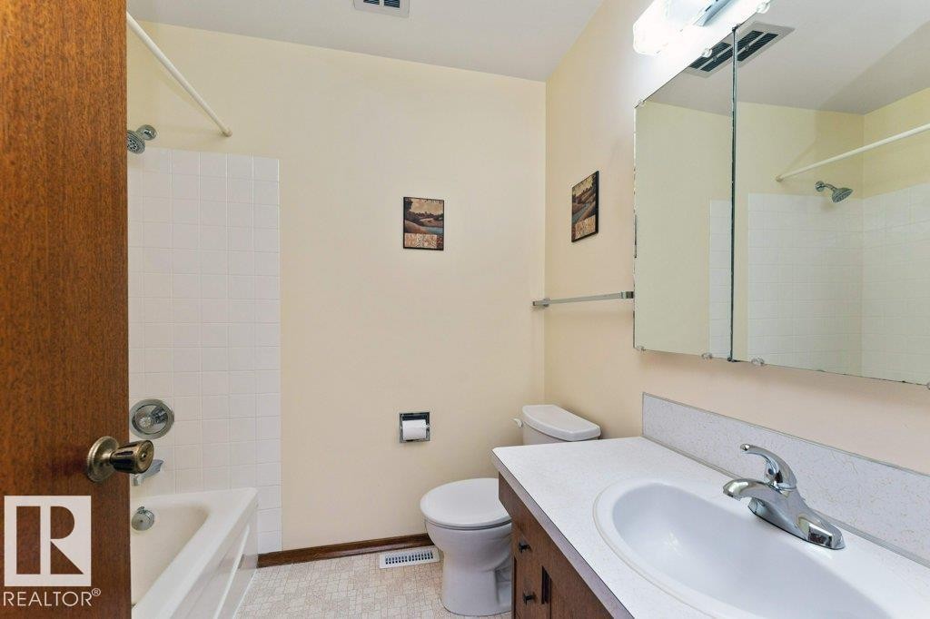 6719 31A Avenue, Edmonton, AB - Indoor Photo Showing Bathroom