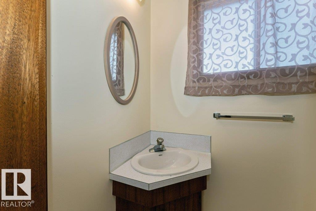 6719 31A Avenue, Edmonton, AB - Indoor Photo Showing Bathroom