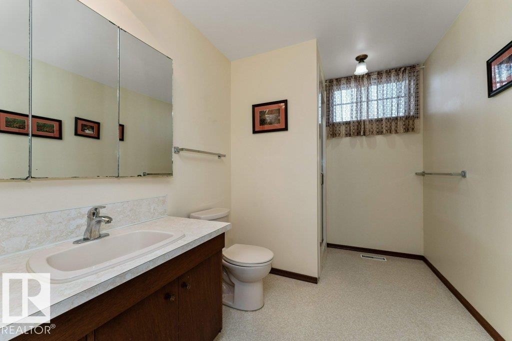 6719 31A Avenue, Edmonton, AB - Indoor Photo Showing Bathroom