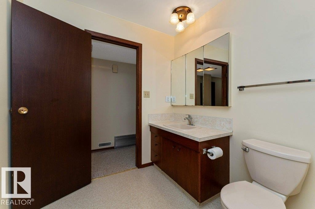 6719 31A Avenue, Edmonton, AB - Indoor Photo Showing Bathroom