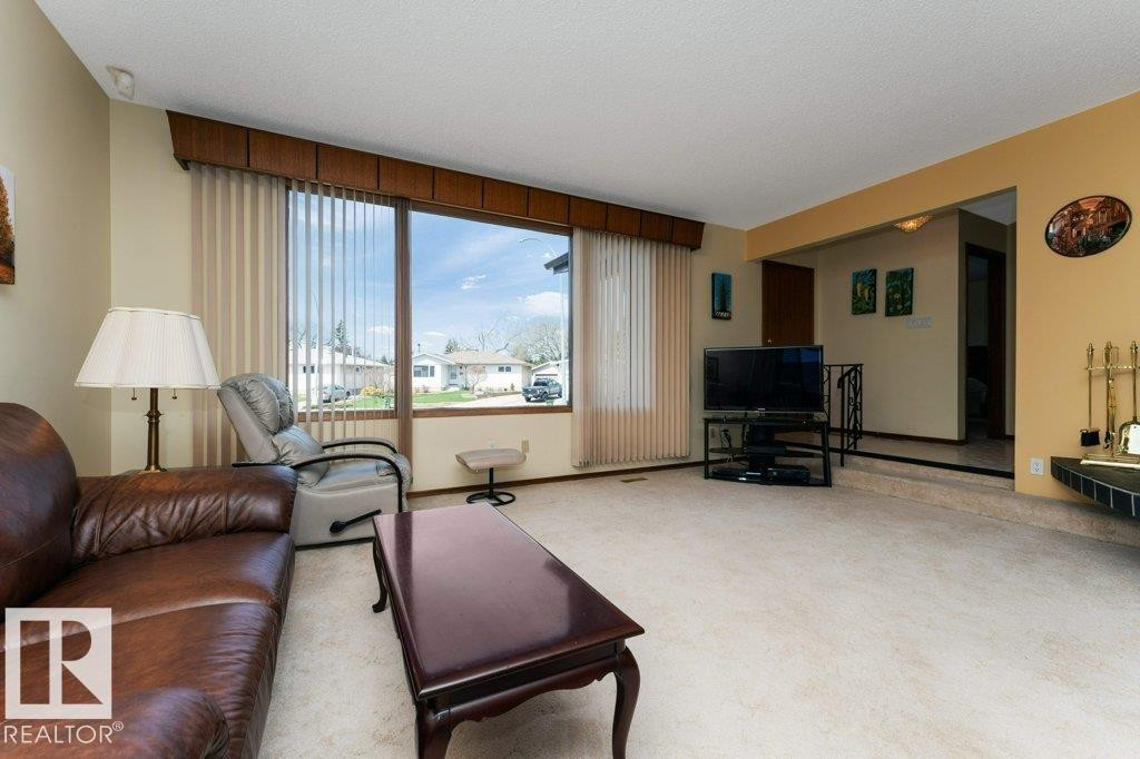 6719 31A Avenue, Edmonton, AB - Indoor Photo Showing Living Room