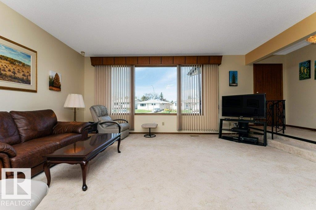6719 31A Avenue, Edmonton, AB - Indoor Photo Showing Living Room