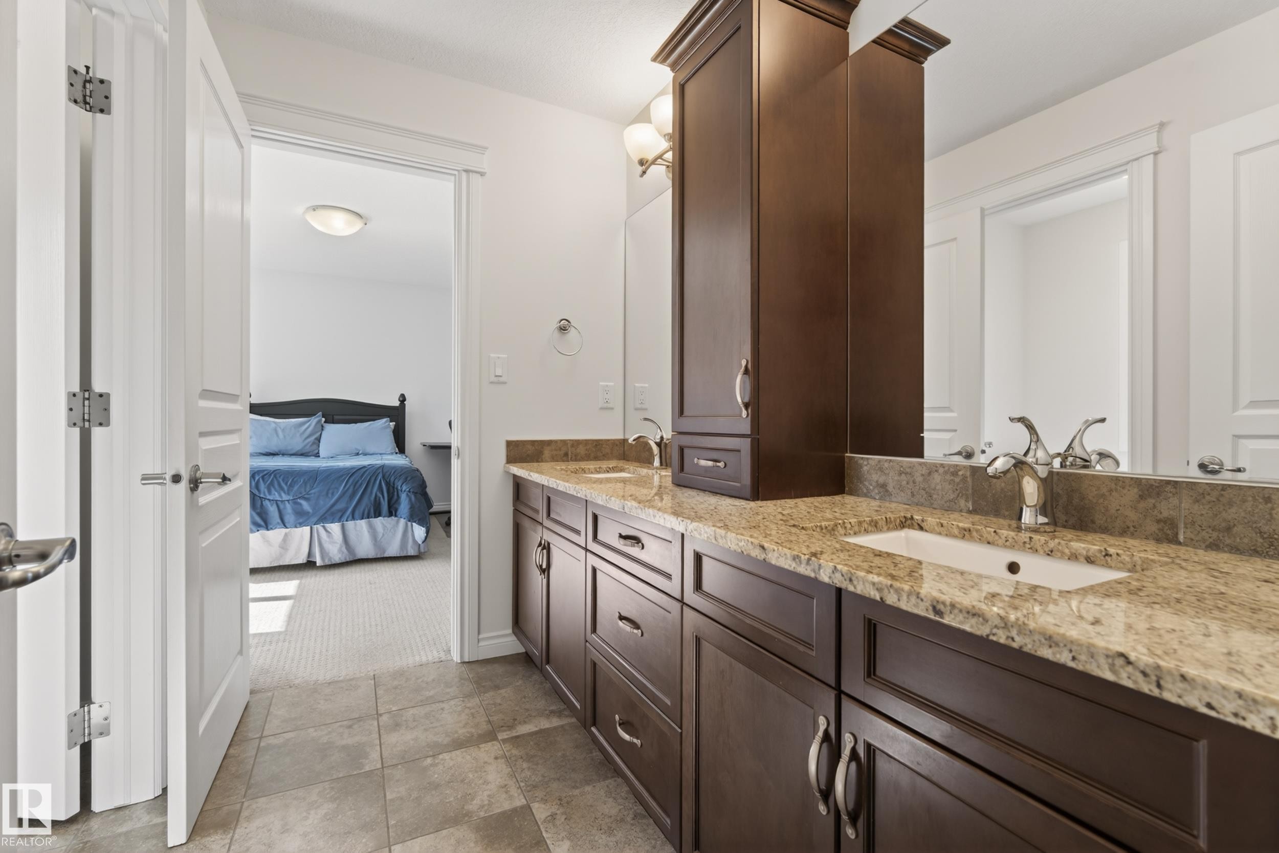 11523 80 Avenue, Edmonton, AB - Indoor Photo Showing Bathroom