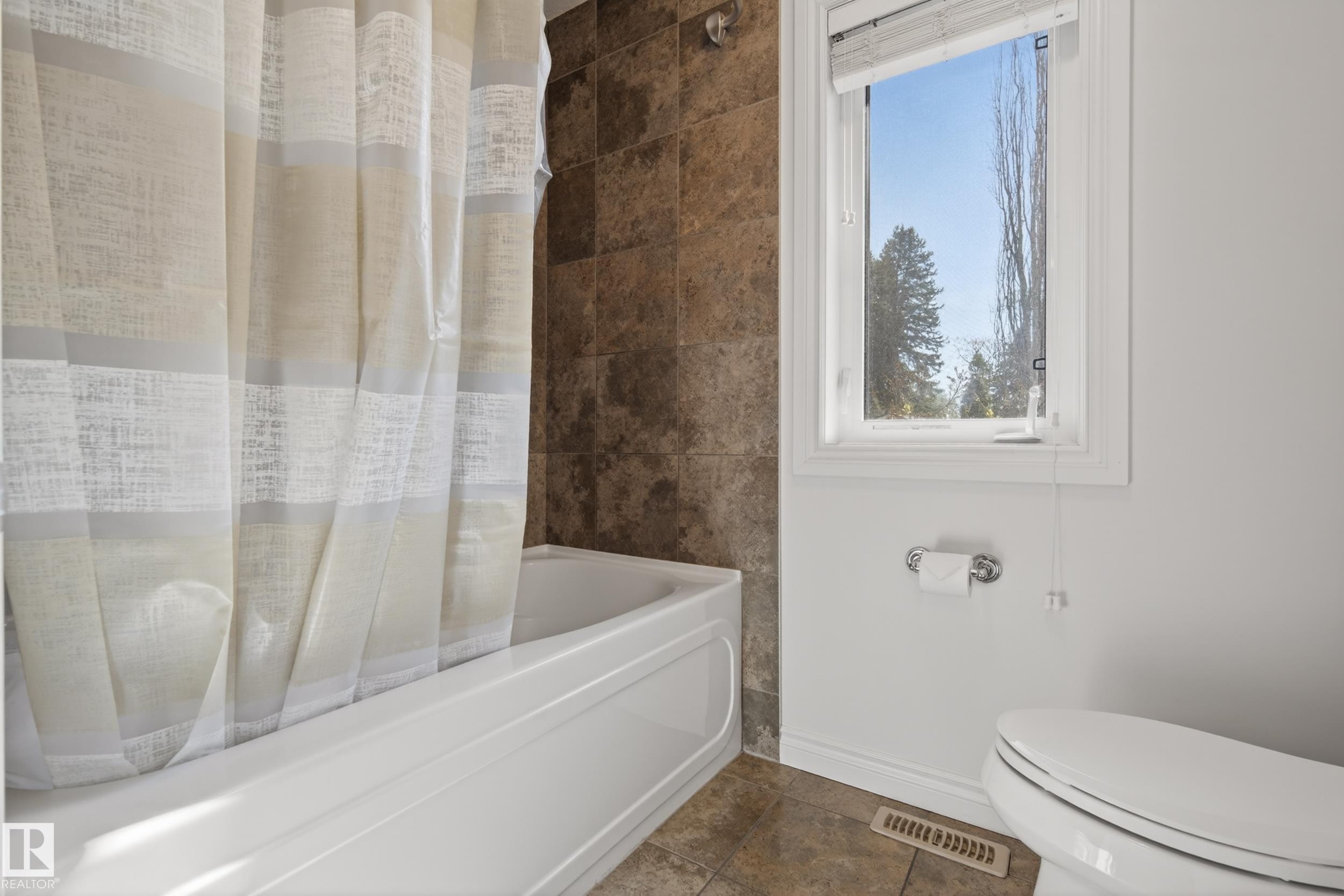 11523 80 Avenue, Edmonton, AB - Indoor Photo Showing Bathroom